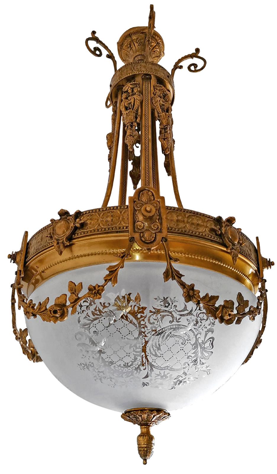 Ottone Lampadario francese Art Nouveau e Art Déco in bronzo dorato e cariatidi Impero in vendita