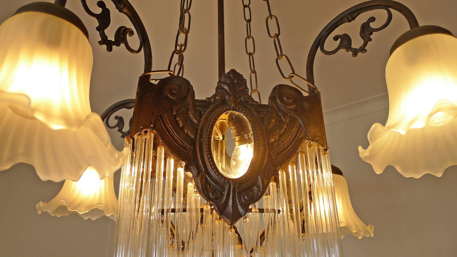 Lampadario francese Art Nouveau e Art Deco con cannucce di vetro trasparente e frange in bronzo in vendita 4
