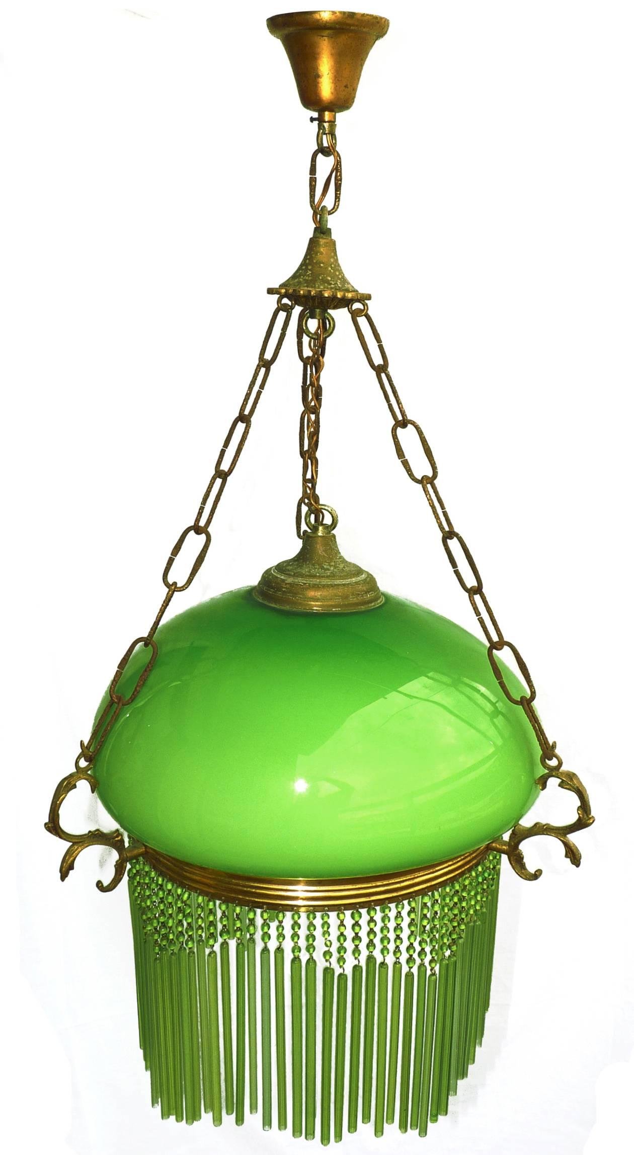 Französischer Jugendstil- und Art Déco-Kronleuchter mit grünem Glasschirm und Strohhalm-Fransen (Art déco) im Angebot
