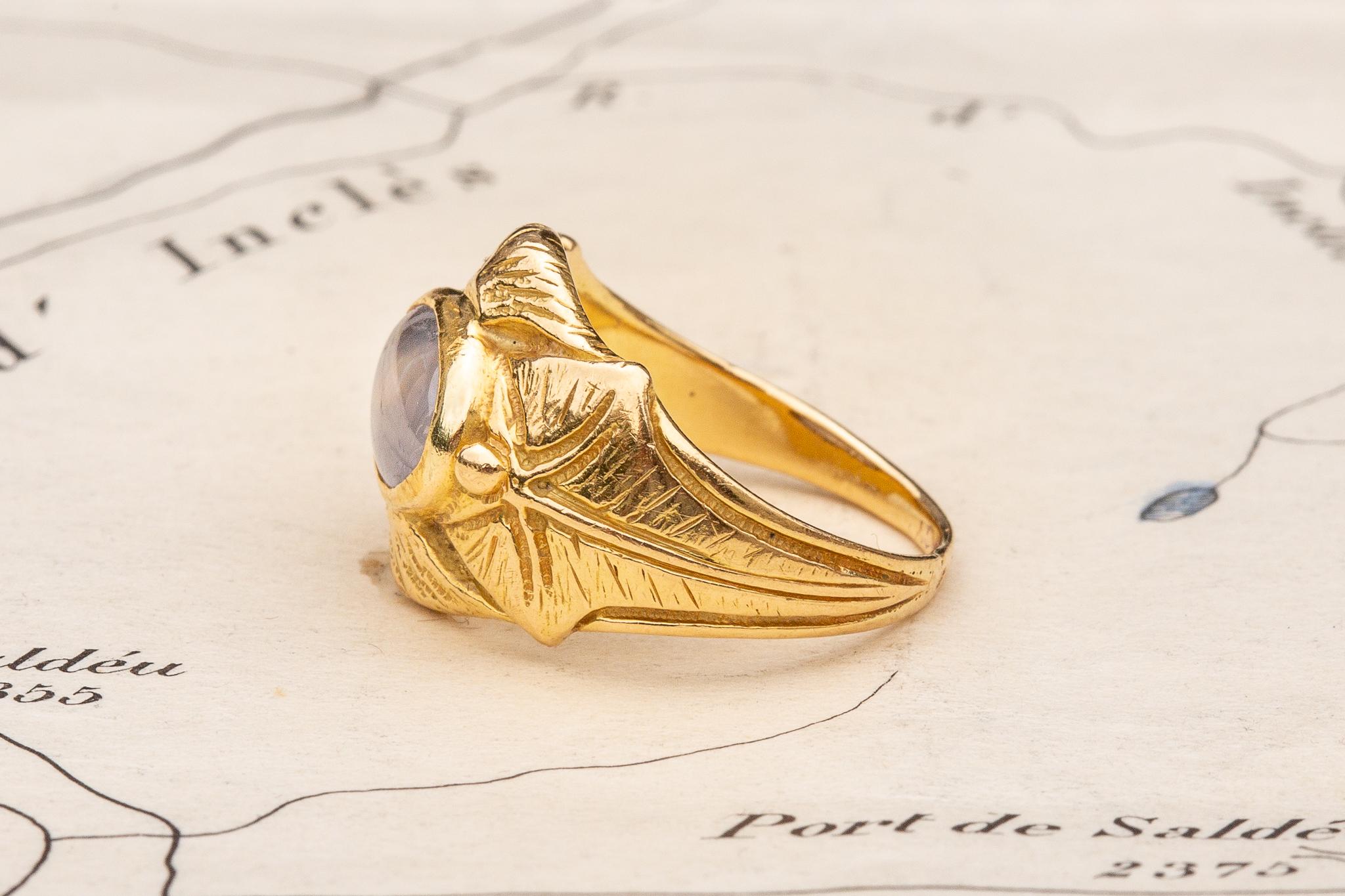 Taille cabochon Bague Art nouveau français ancienne en or 18 carats avec saphir étoilé lilas 1,6 carat en vente