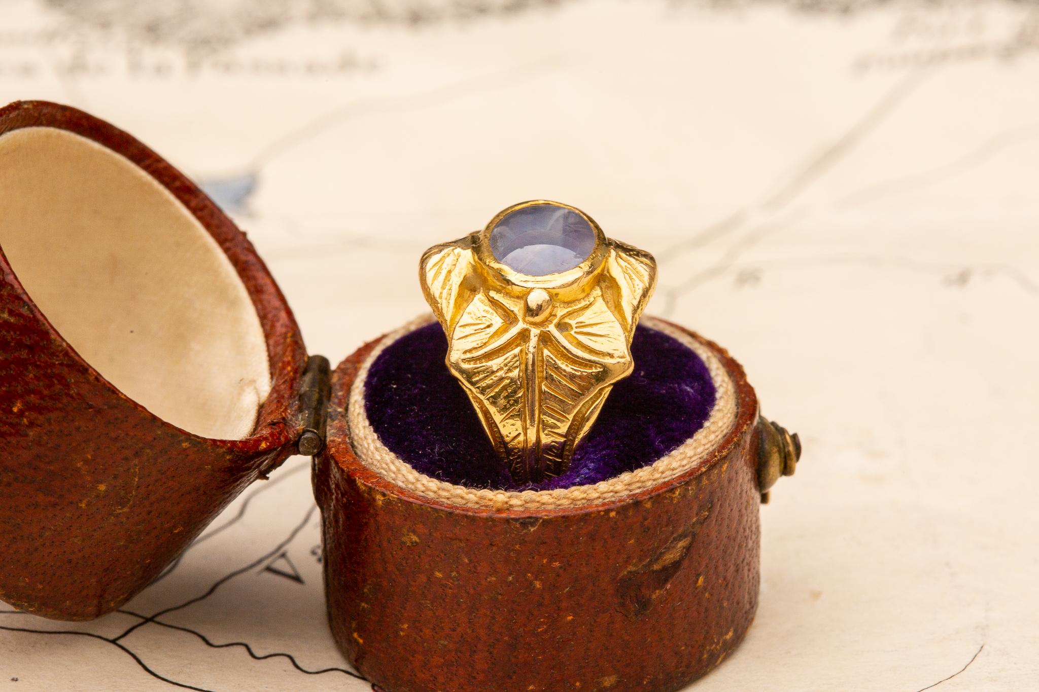 Bague Art nouveau français ancienne en or 18 carats avec saphir étoilé lilas 1,6 carat Excellent état - En vente à London, GB