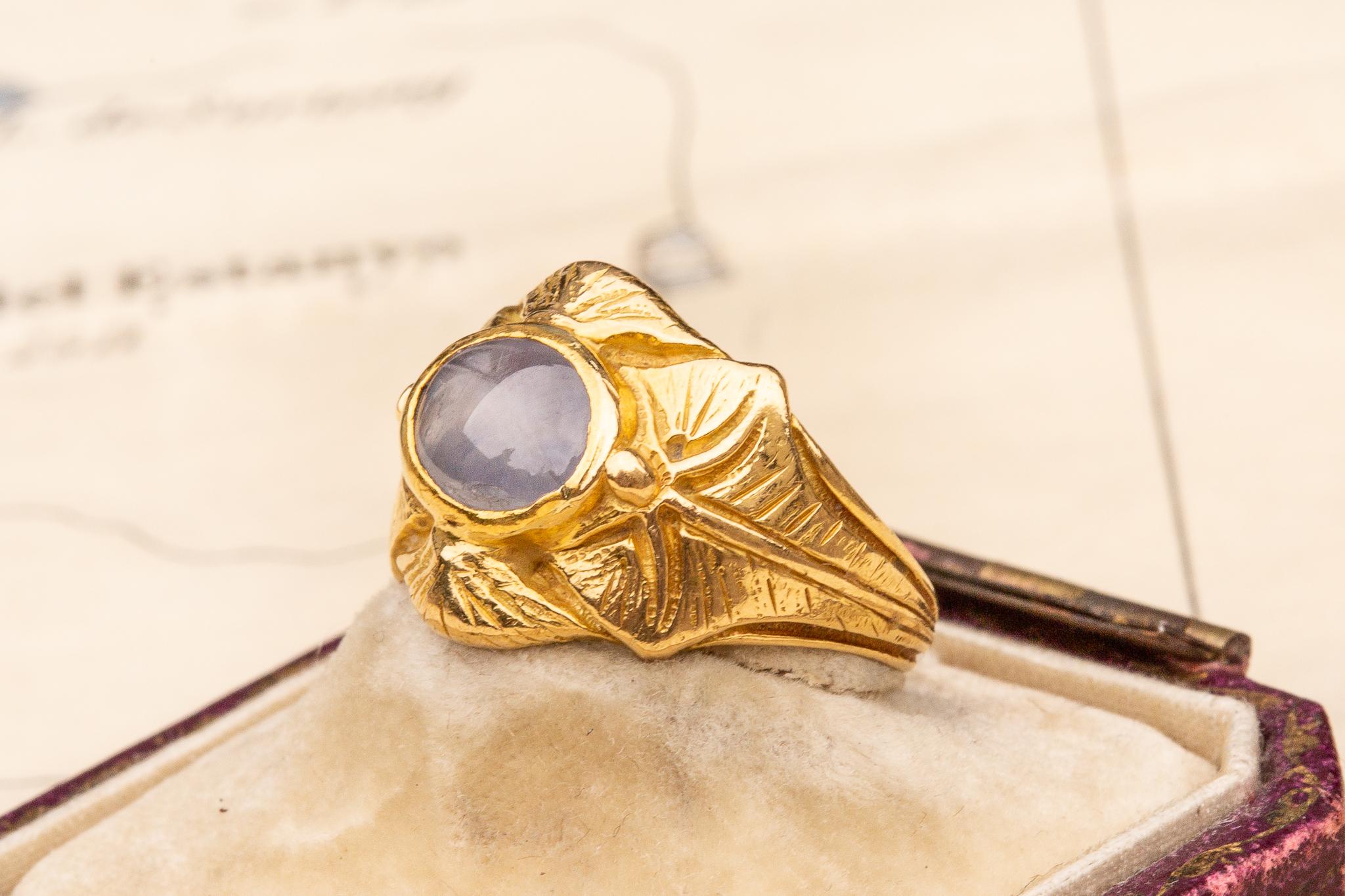 French Art Nouveau Antique 18K Gold 1.6ct Lilac Star Sapphire Ring For Sale 1
