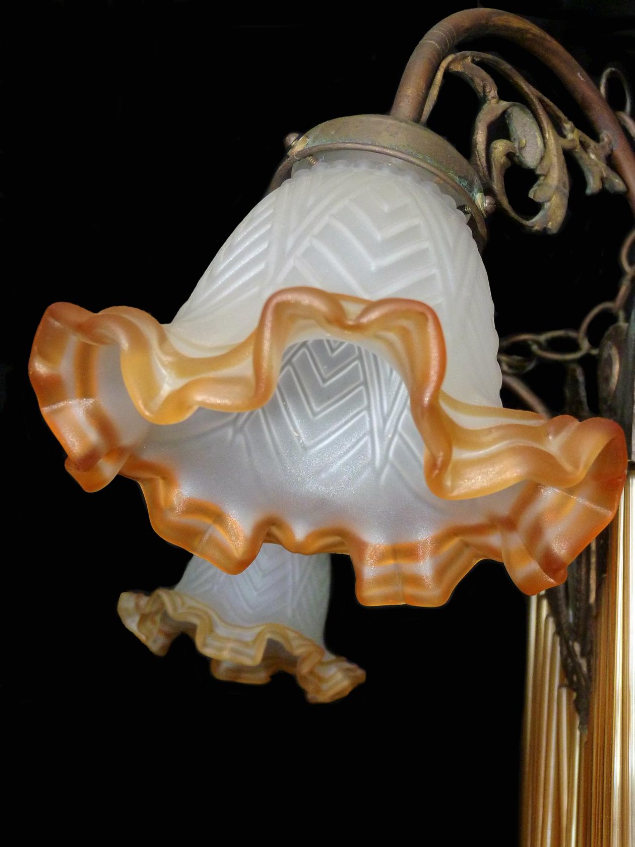 Französischer Kronleuchter im Art nouveau-Stil, Art déco-Stil, Bernsteinglas, Trägerfransen, Bronze und Messing (Glas) im Angebot