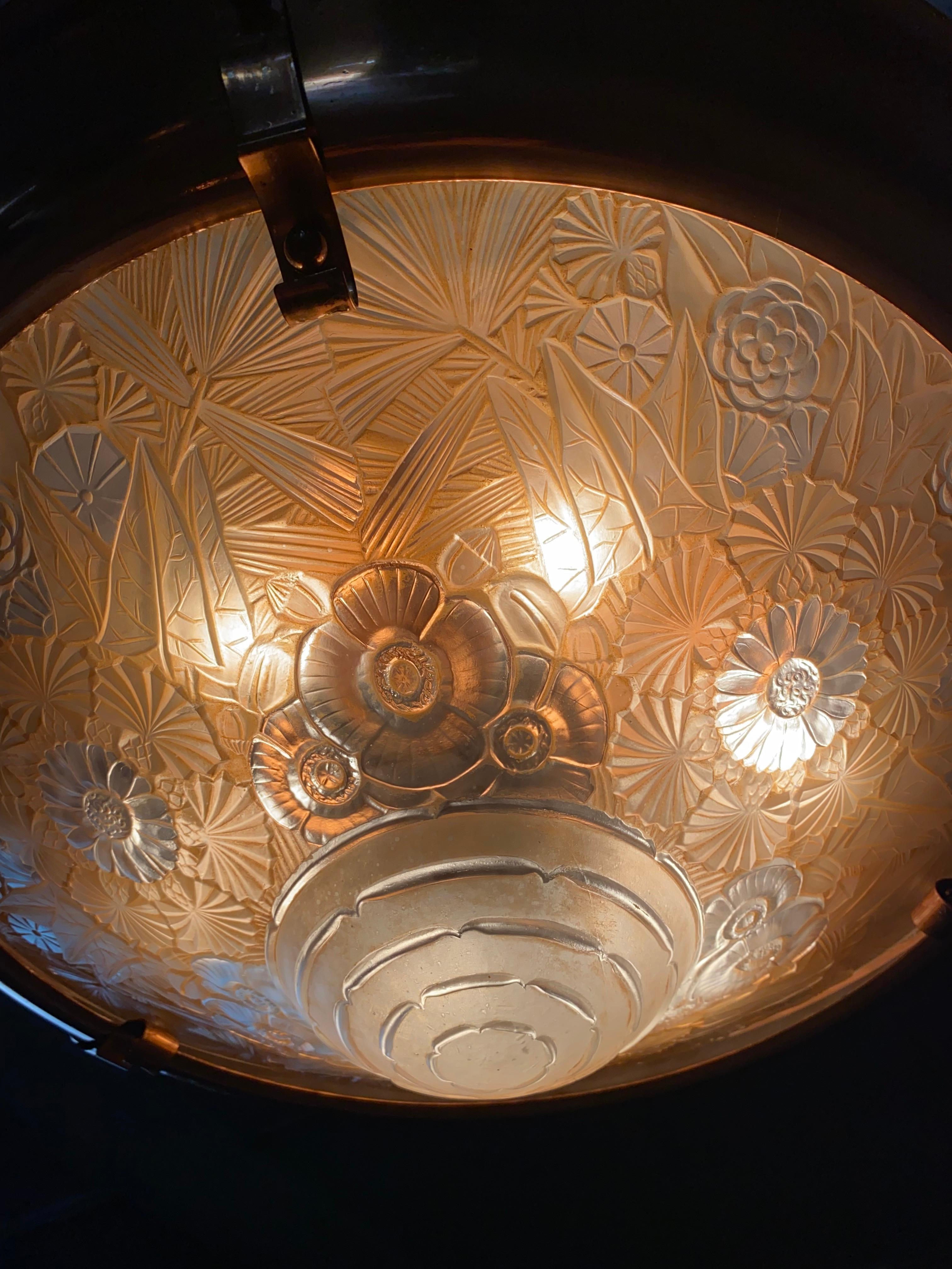 Lustre français Art Nouveau Art Déco en laiton et verre de style Lalique en vente 3