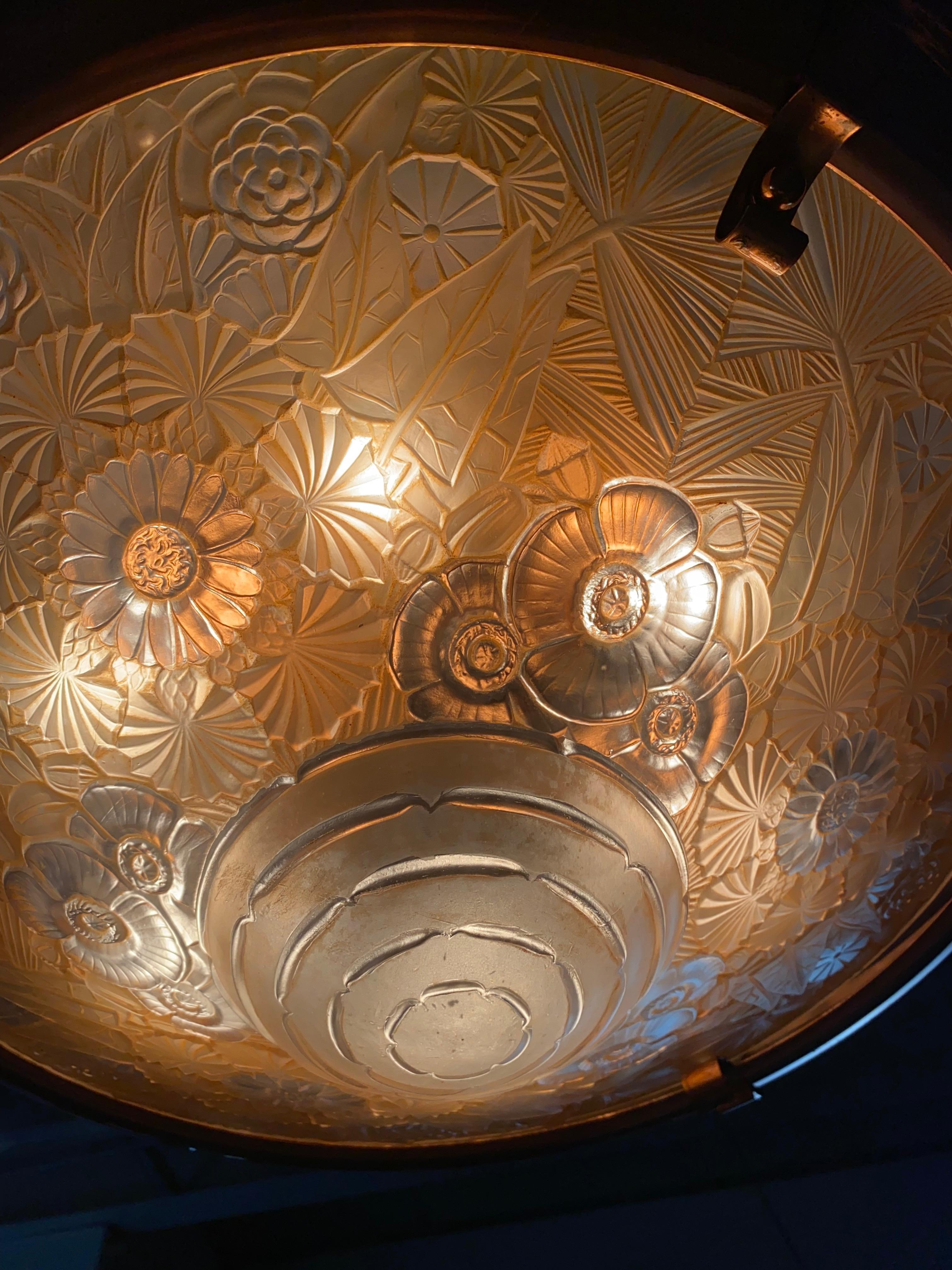 Lustre français Art Nouveau Art Déco en laiton et verre de style Lalique en vente 5