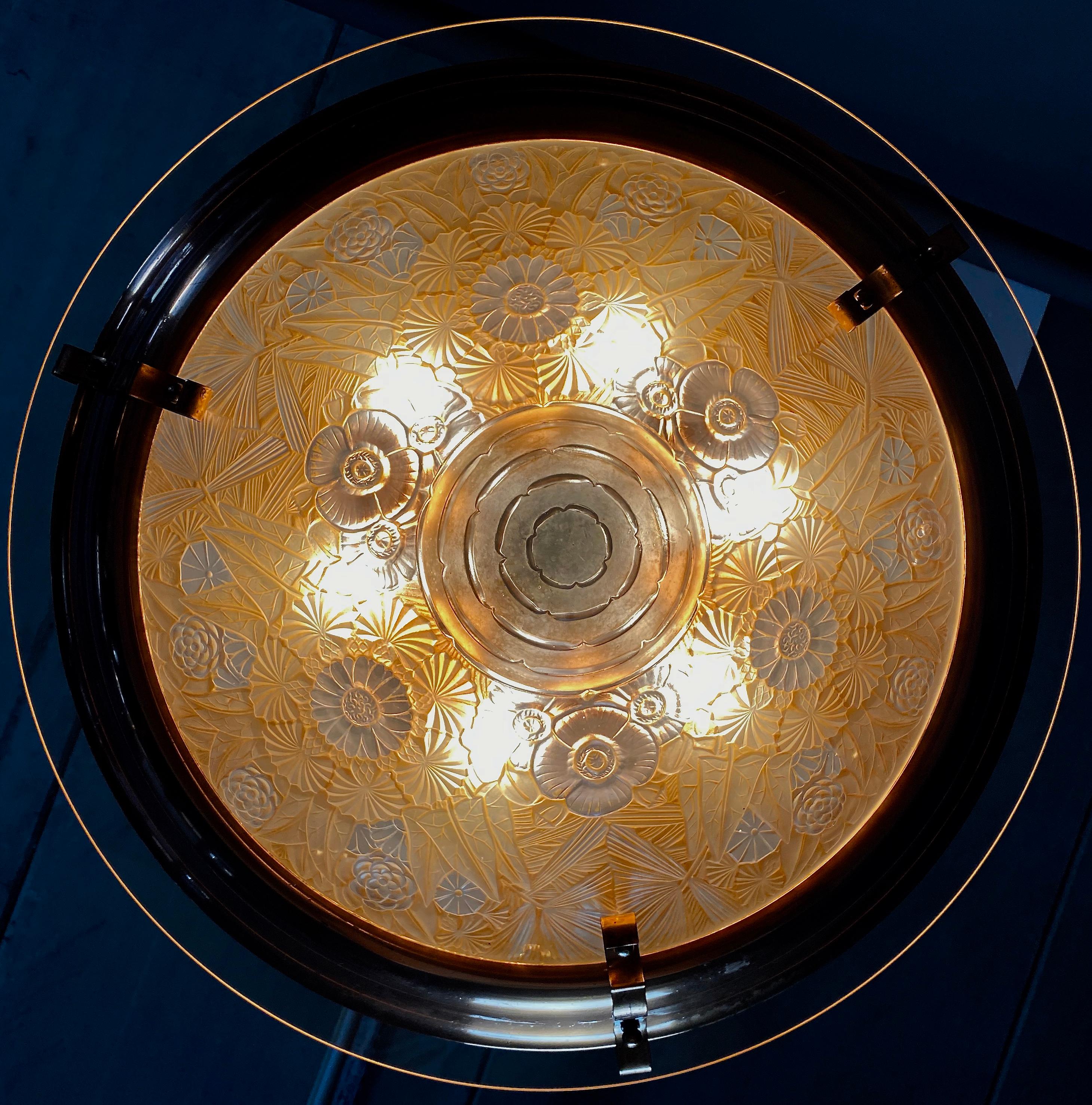 Laiton Lustre français Art Nouveau Art Déco en laiton et verre de style Lalique en vente