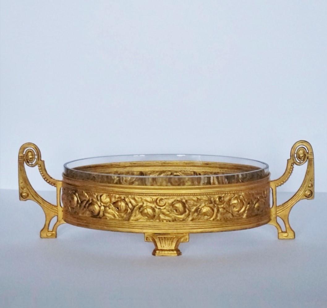 A very elegant and timeless Art Nouveau / Art Deco gilt bronze centerpiece or jardinière with original crystal liner, elaborate with beautiful details, France, 1910-1920. This piece is in very good condition, great aged patina on bronze, no chips or