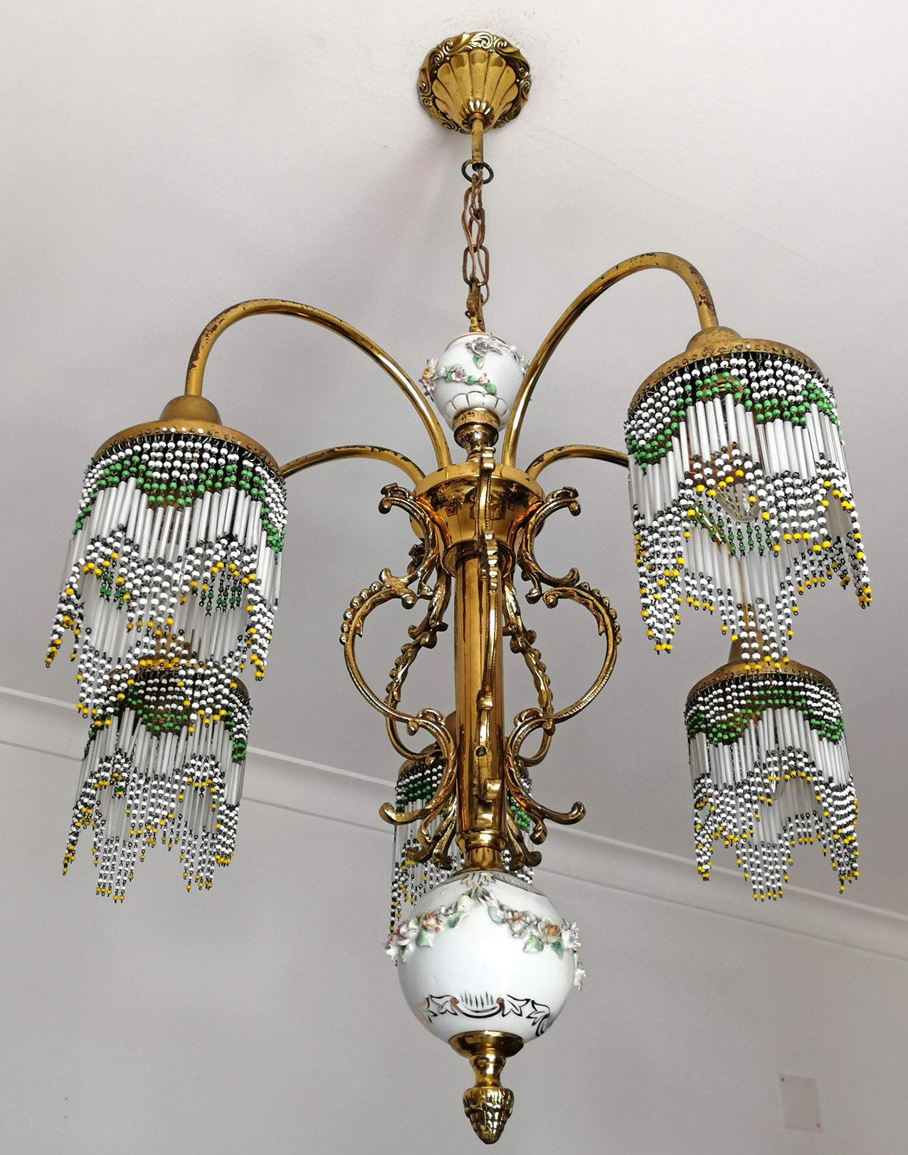 Français Lustre à franges en laiton doré et bronze, porcelaine et perles Art nouveau français en vente