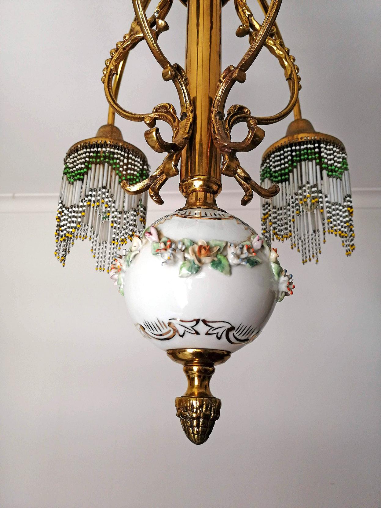 20ième siècle Lustre à franges en laiton doré et bronze, porcelaine et perles Art nouveau français en vente