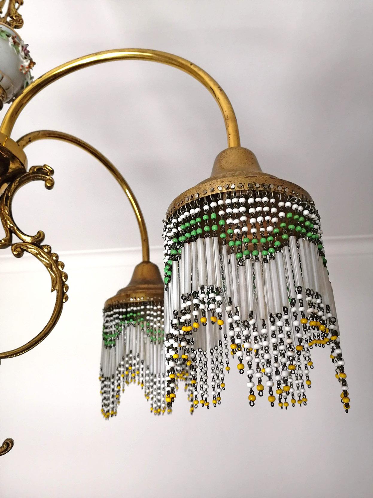 Laiton Lustre à franges en laiton doré et bronze, porcelaine et perles Art nouveau français en vente