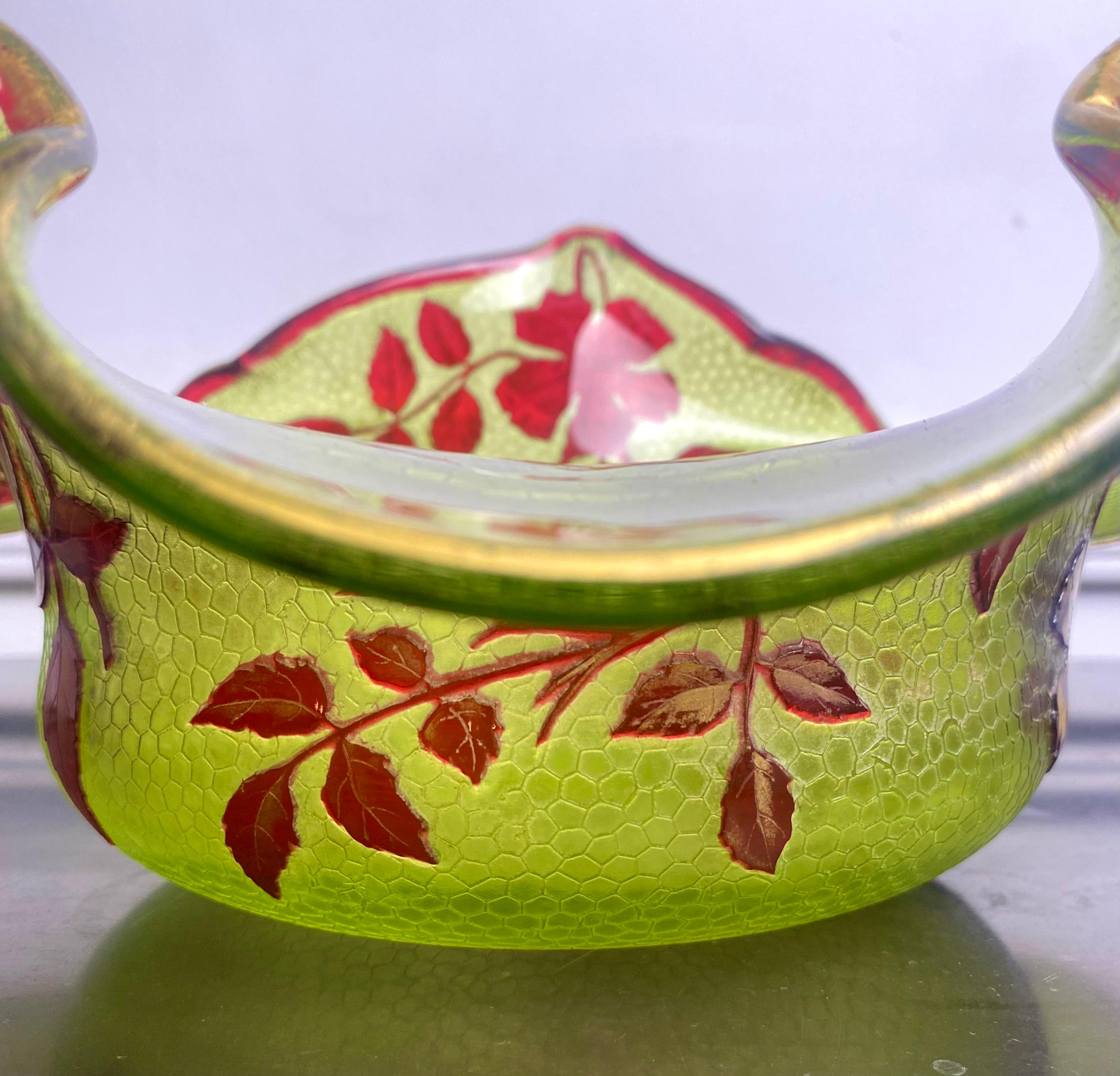 Art nouveau Tasse Art Nouveau Baccarat vert et rouge fleurs - 19e - France en vente