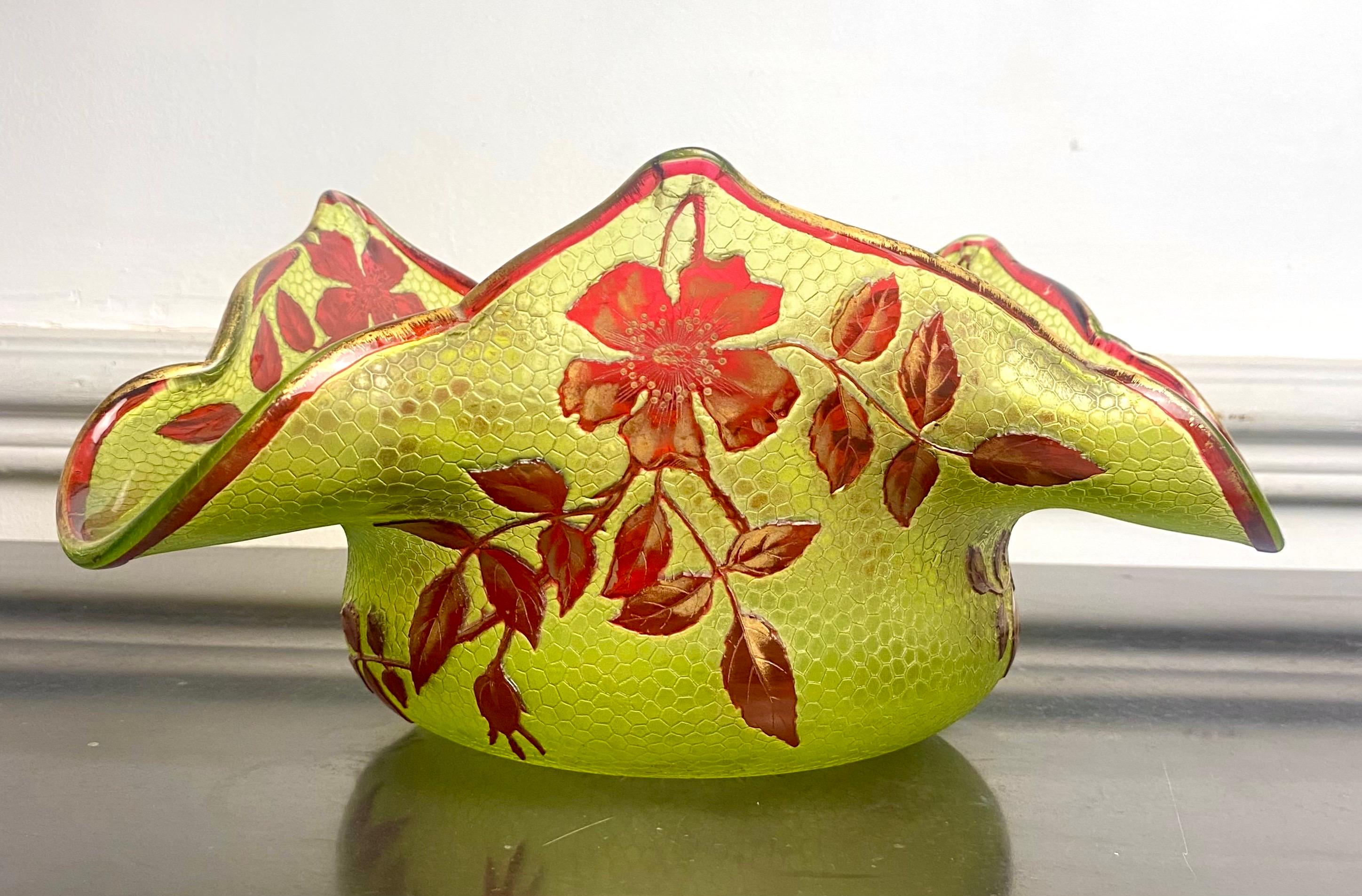 Français Tasse Art Nouveau Baccarat vert et rouge fleurs - 19e - France en vente