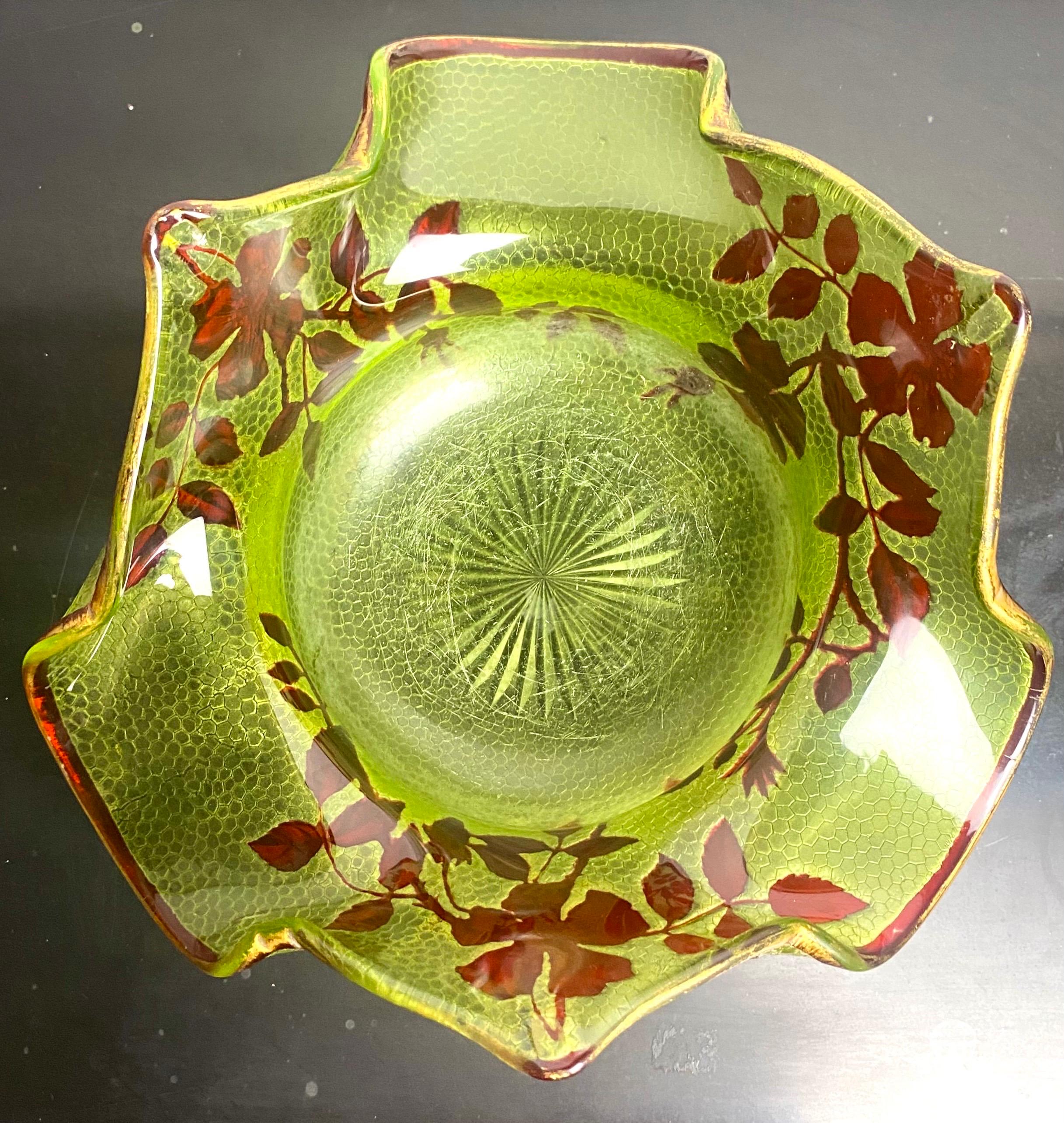 Tasse Art Nouveau Baccarat vert et rouge fleurs - 19e - France Bon état - En vente à Beuzevillette, FR