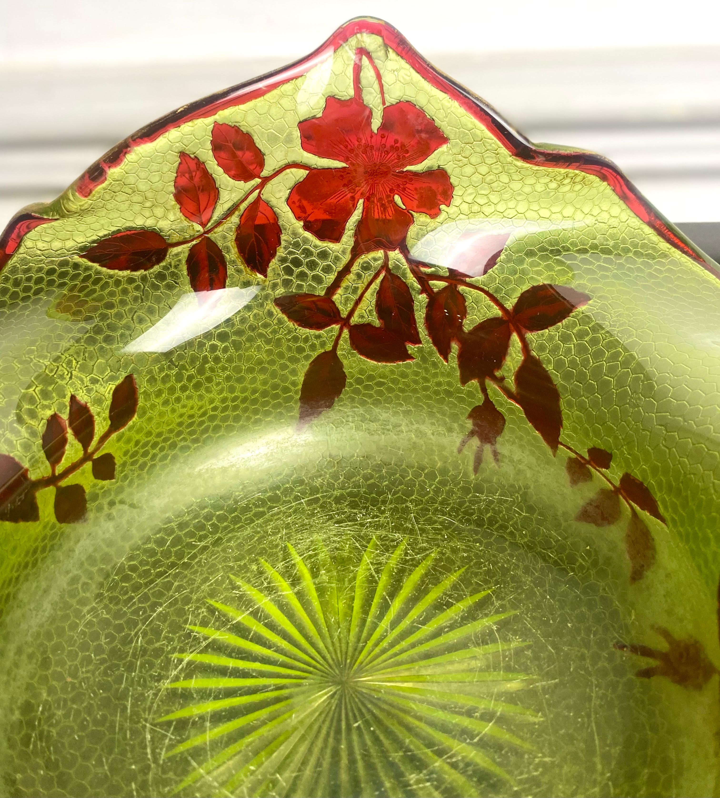 XIXe siècle Tasse Art Nouveau Baccarat vert et rouge fleurs - 19e - France en vente