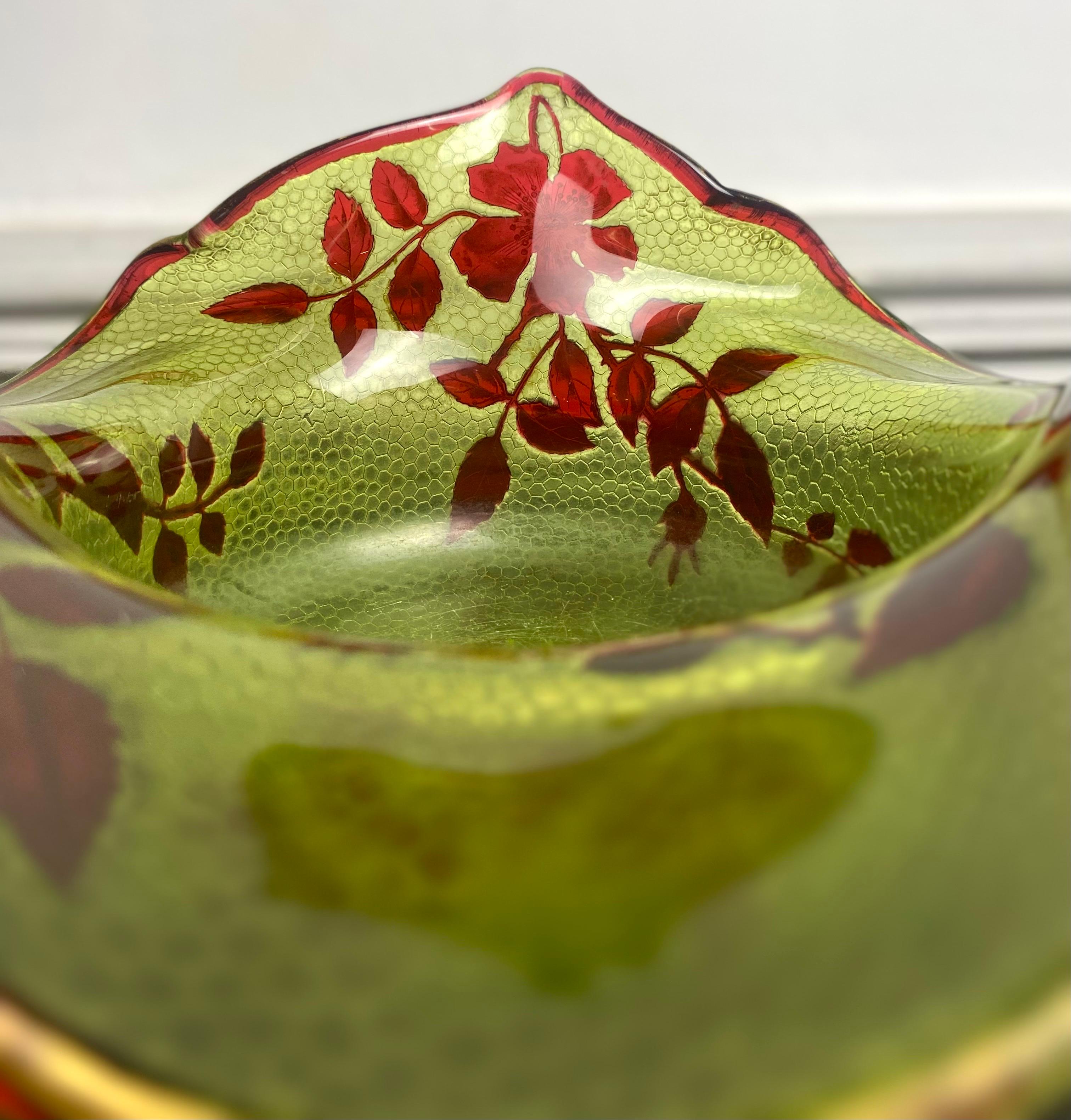 Cristal Tasse Art Nouveau Baccarat vert et rouge fleurs - 19e - France en vente