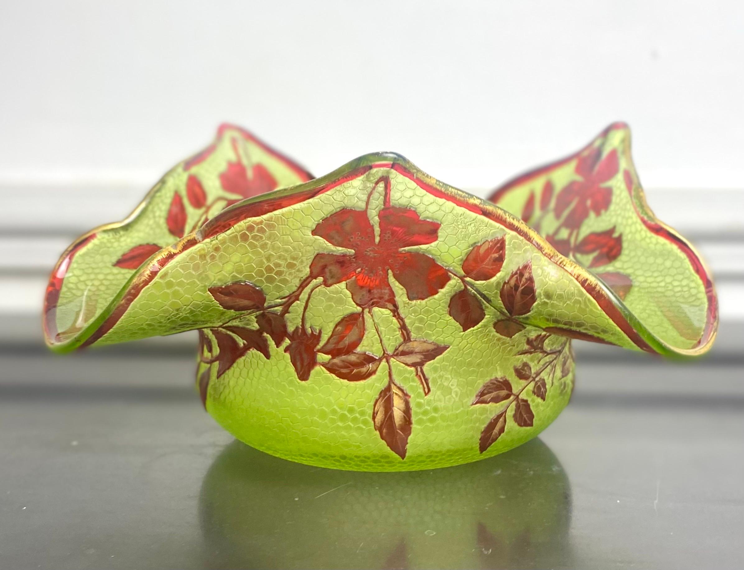 Tasse Art Nouveau Baccarat vert et rouge fleurs - 19e - France en vente 1