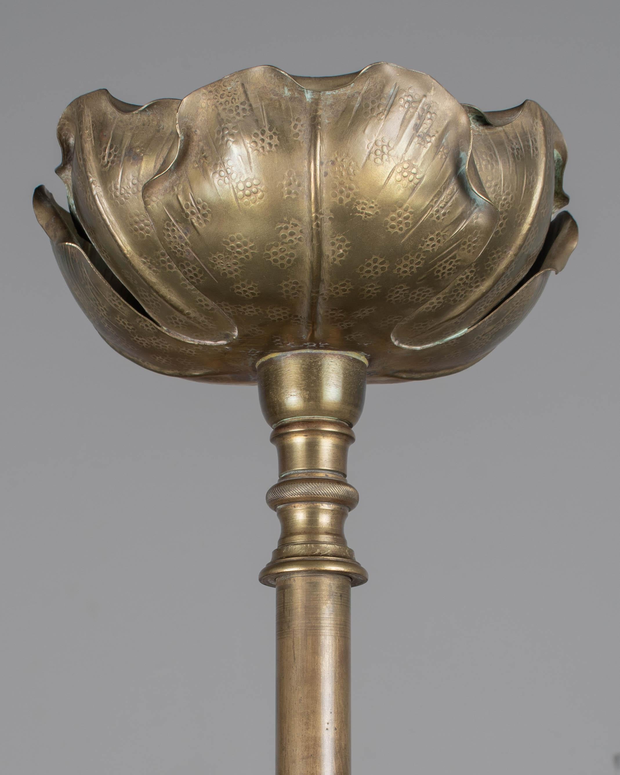 Lámpara de pie Art Nouveau francesa de bambú con mesa en venta 2