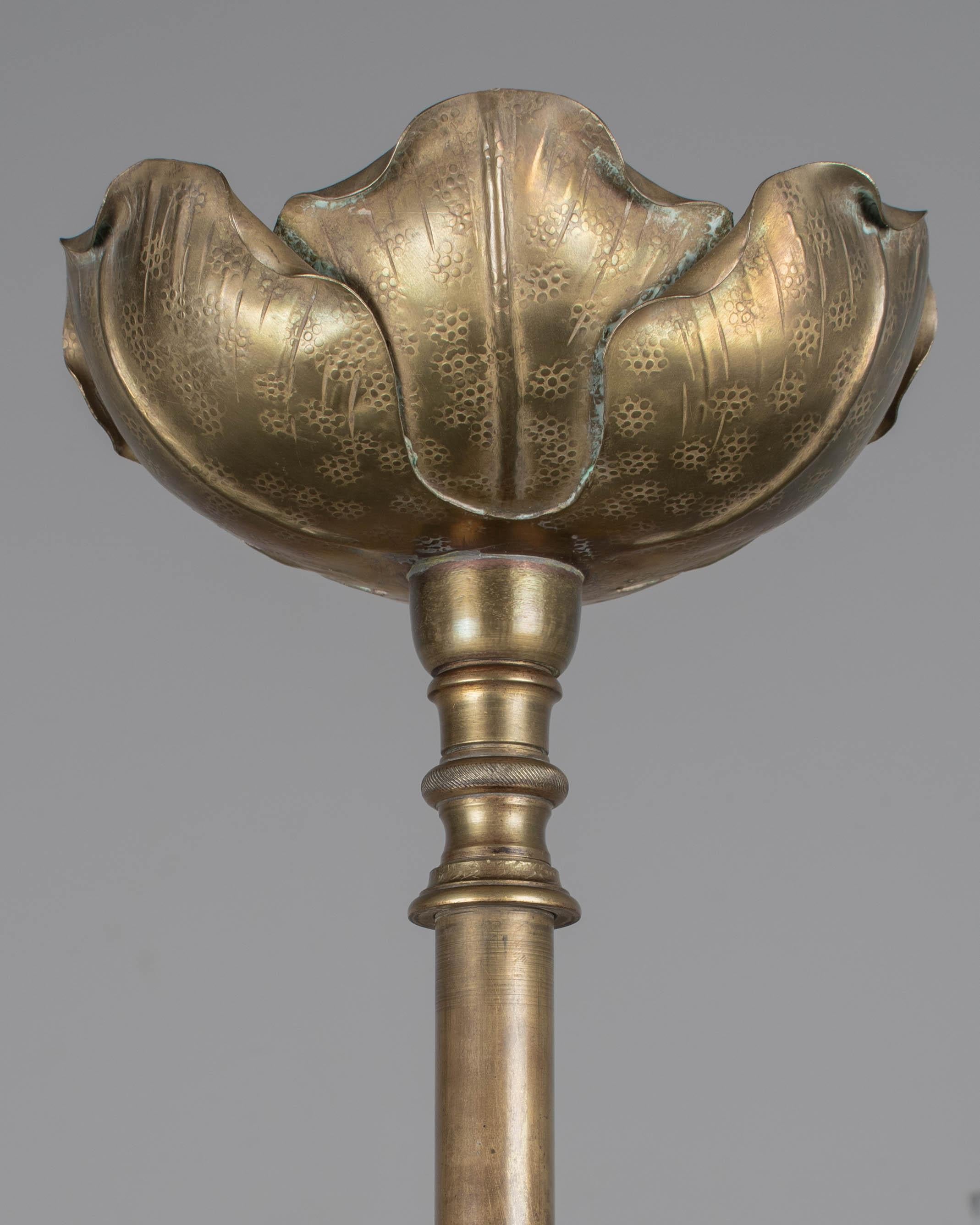 Lámpara de pie Art Nouveau francesa de bambú con mesa en venta 3