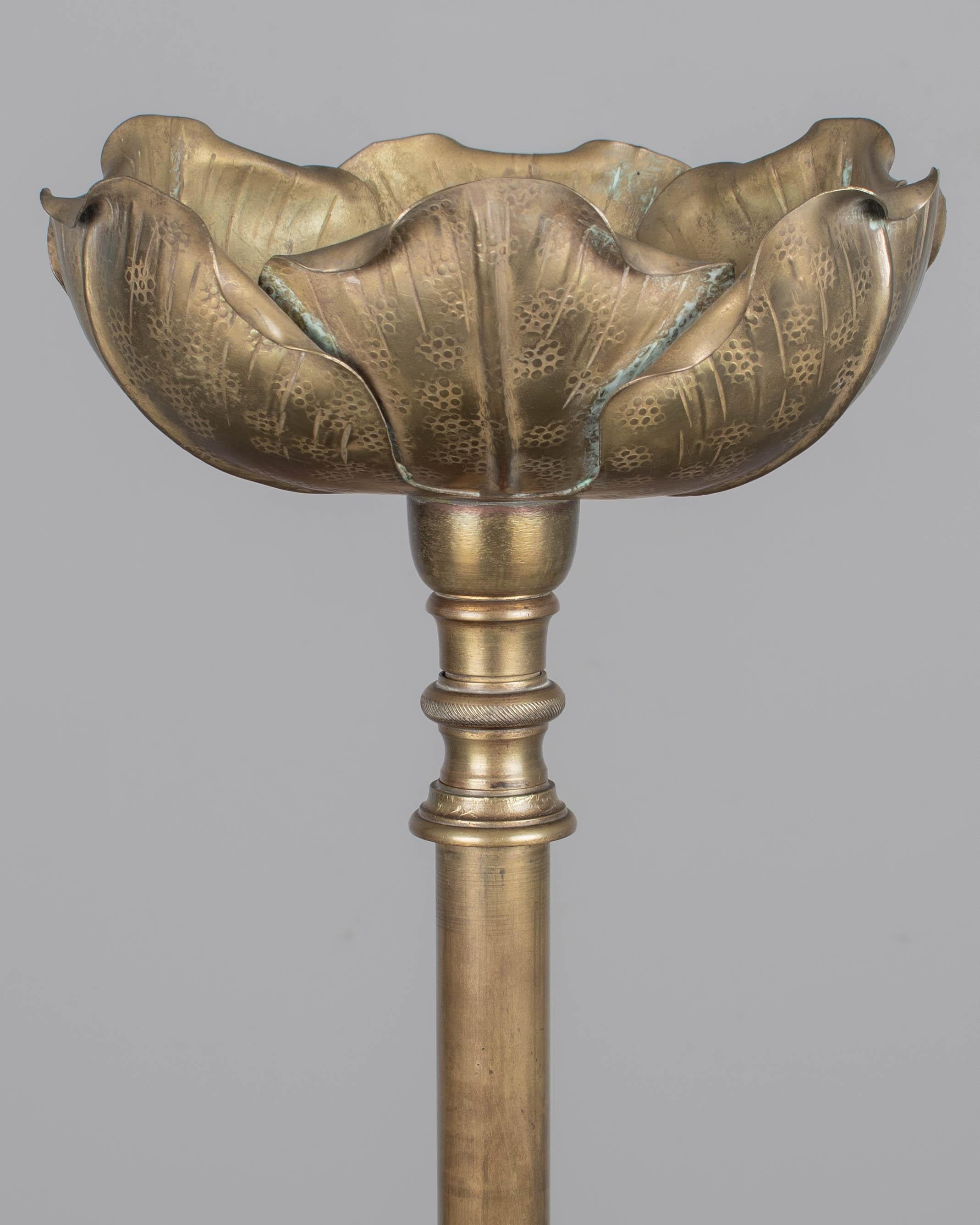 Lámpara de pie Art Nouveau francesa de bambú con mesa en venta 4