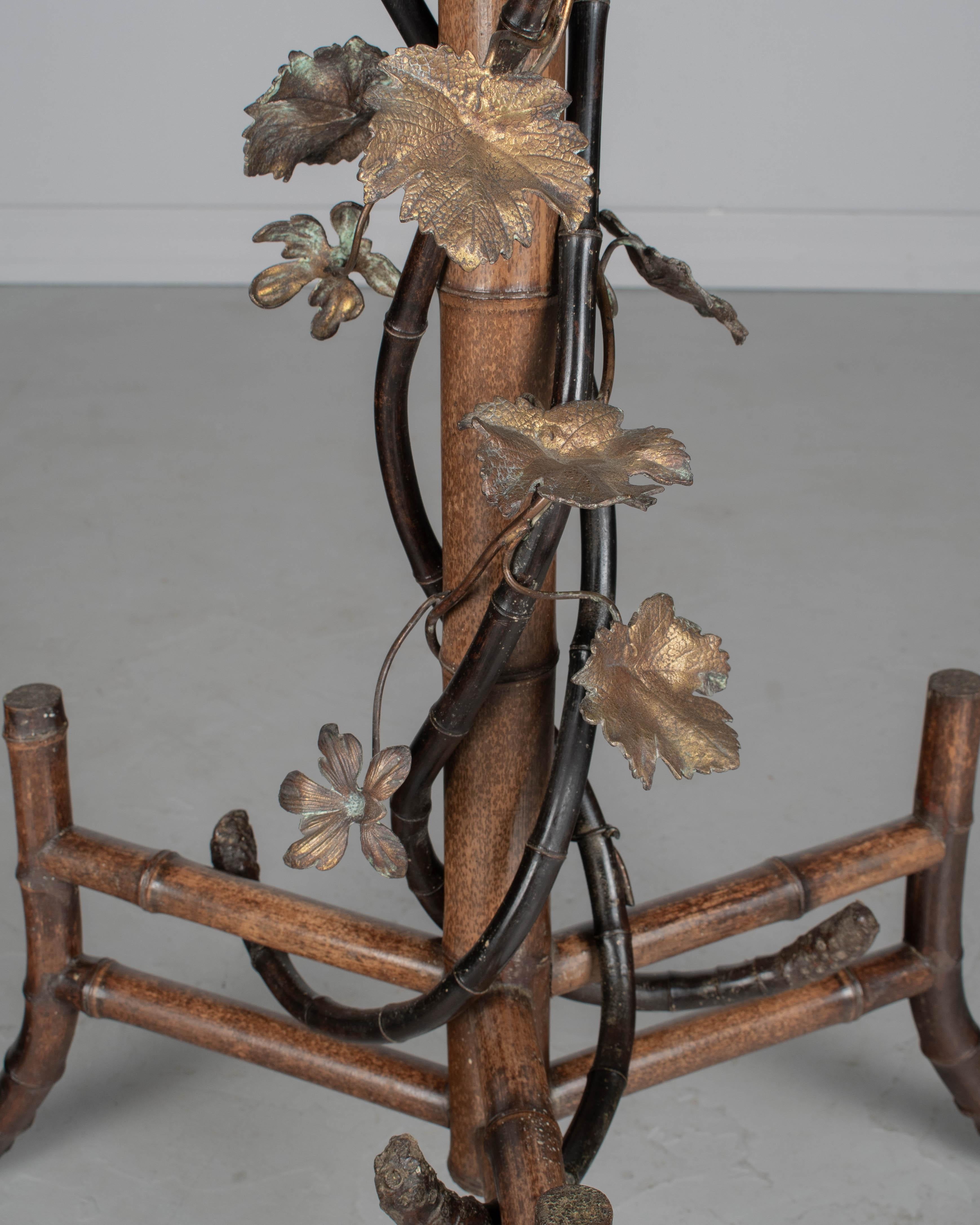 Lámpara de pie Art Nouveau francesa de bambú con mesa en venta 5