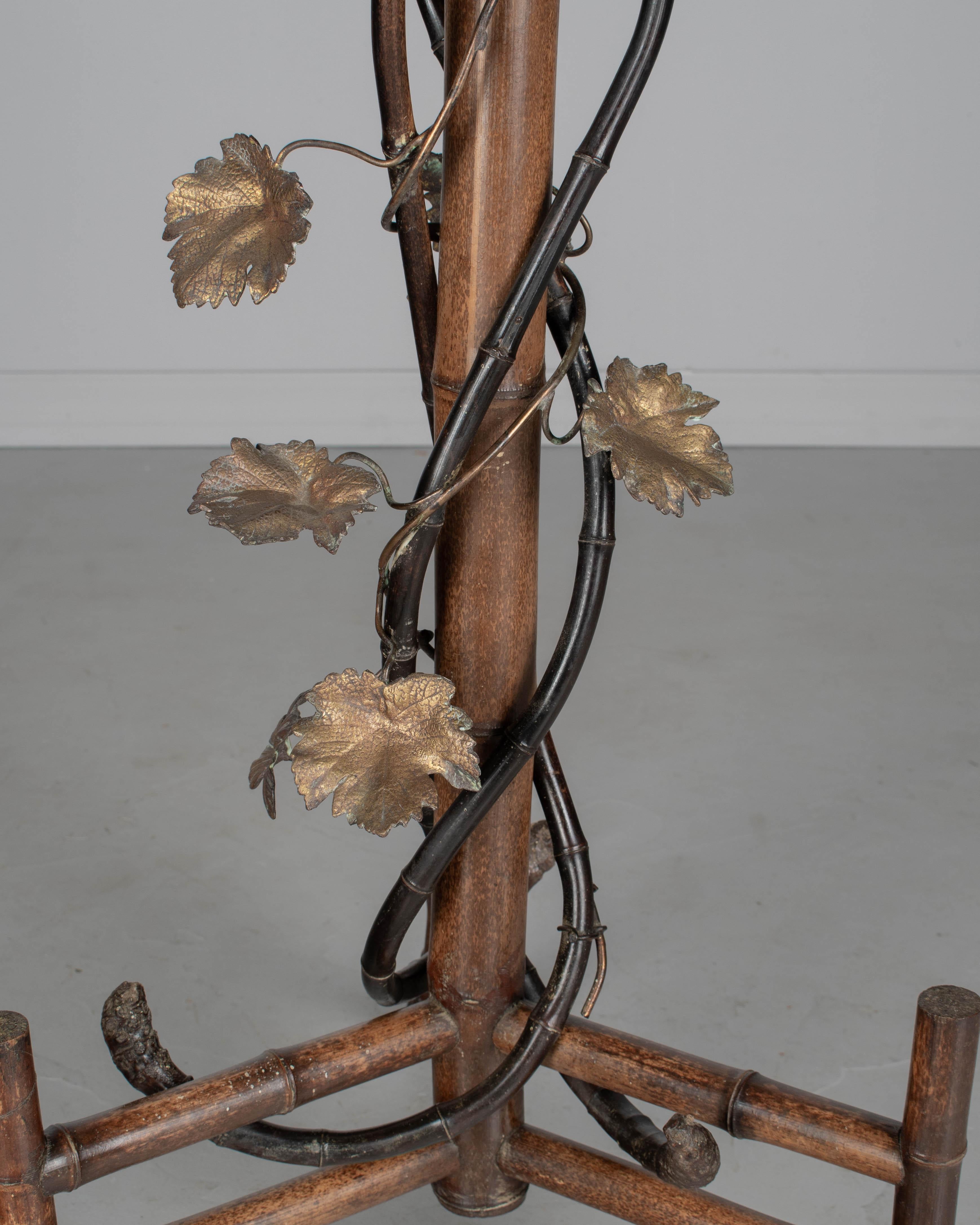 Lámpara de pie Art Nouveau francesa de bambú con mesa en venta 6