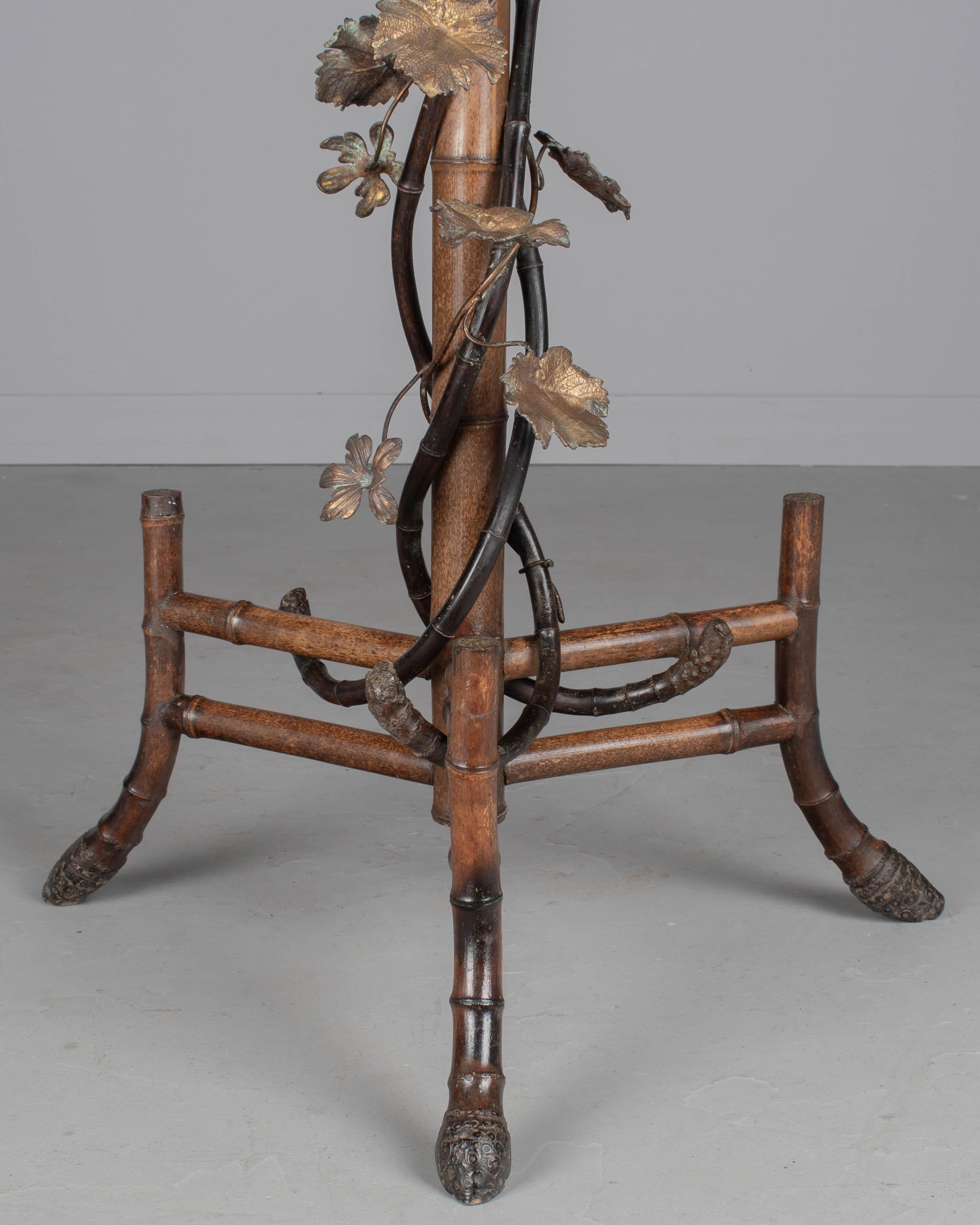 Lámpara de pie Art Nouveau francesa de bambú con mesa en venta 7