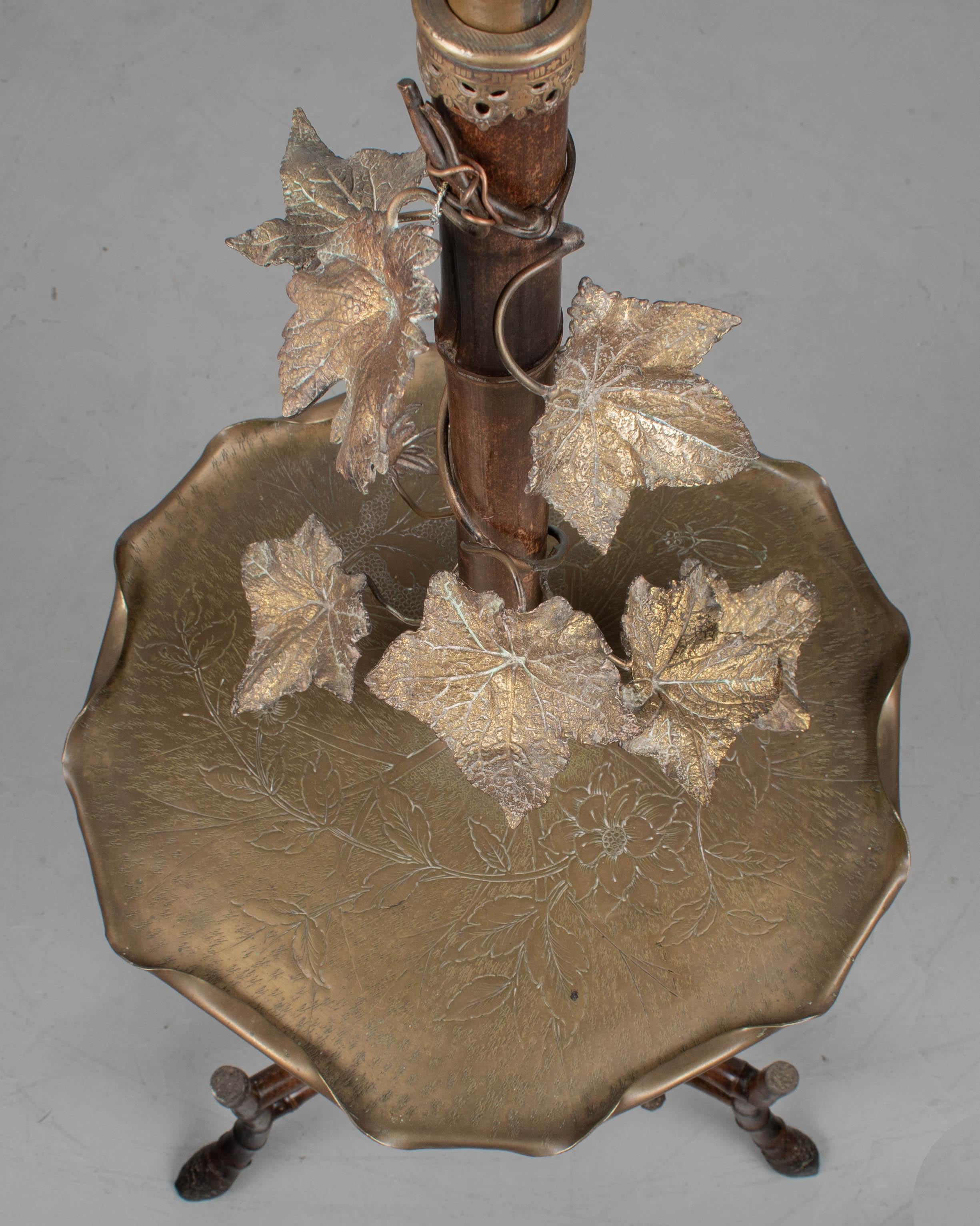 Lámpara de pie Art Nouveau francesa de bambú con mesa en venta 8