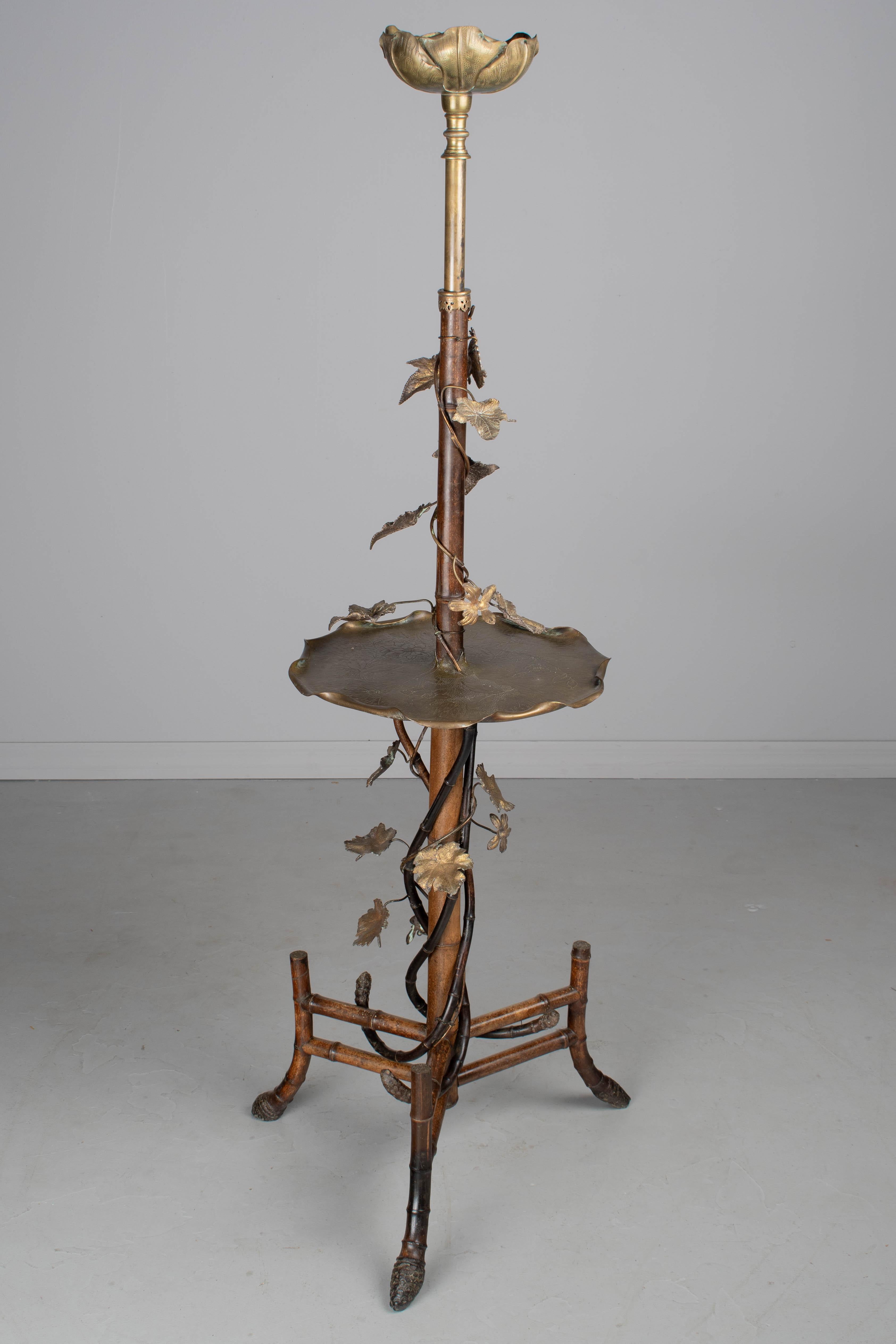 Lámpara de pie Art Nouveau francesa de bambú con mesa Movimiento estético en venta