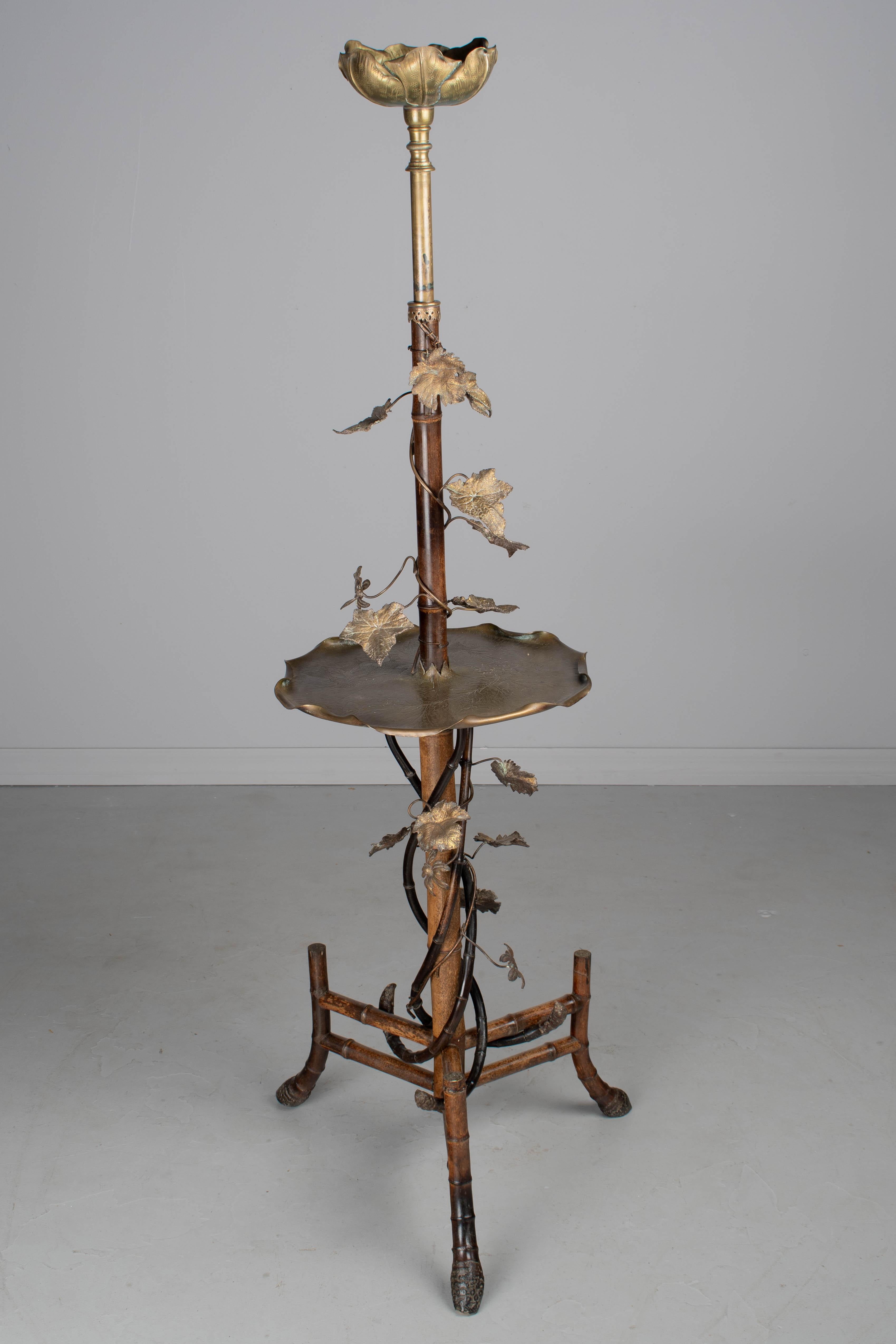 Lámpara de pie Art Nouveau francesa de bambú con mesa Francés en venta