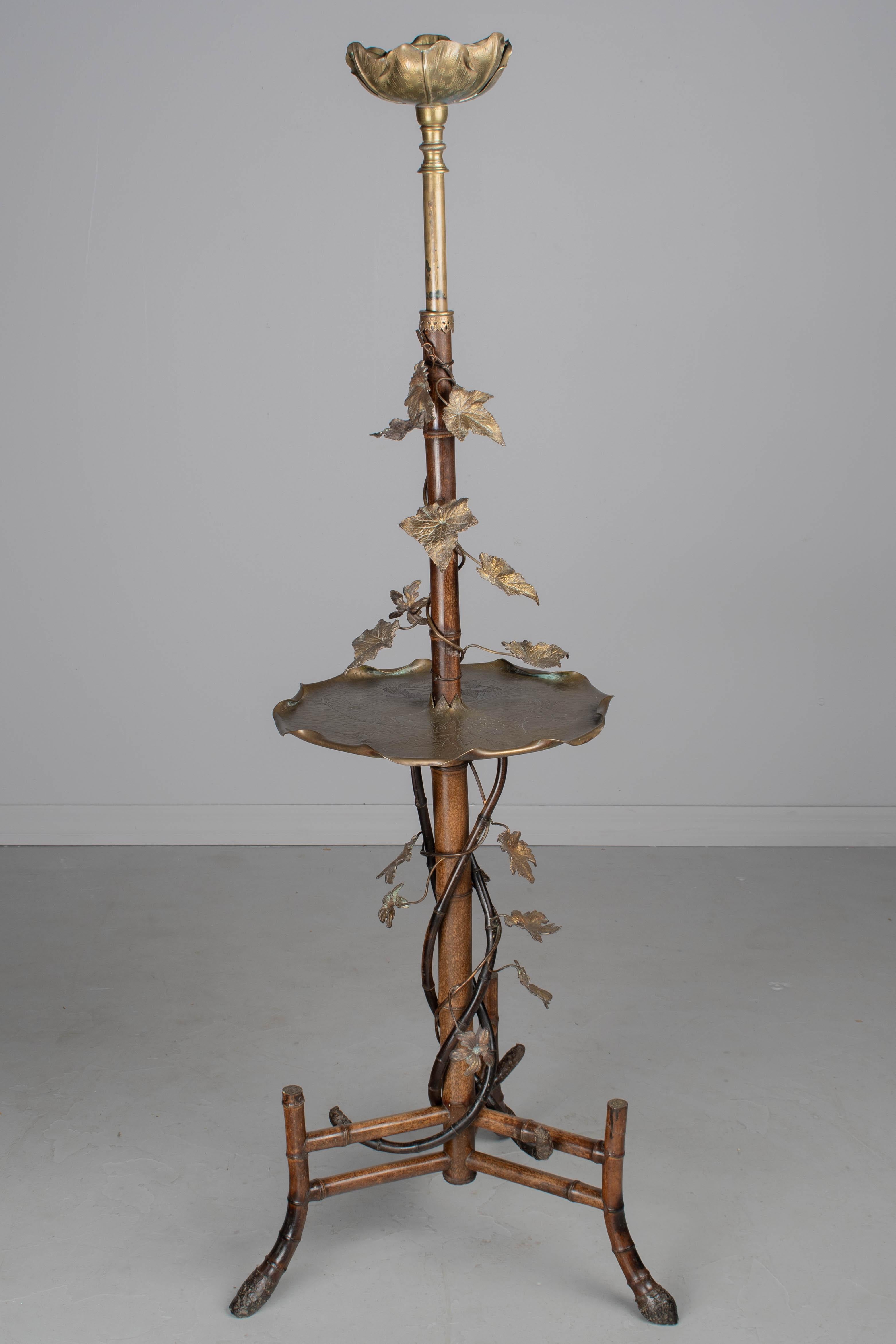 Lámpara de pie Art Nouveau francesa de bambú con mesa en Bueno estado para la venta en Winter Park, FL