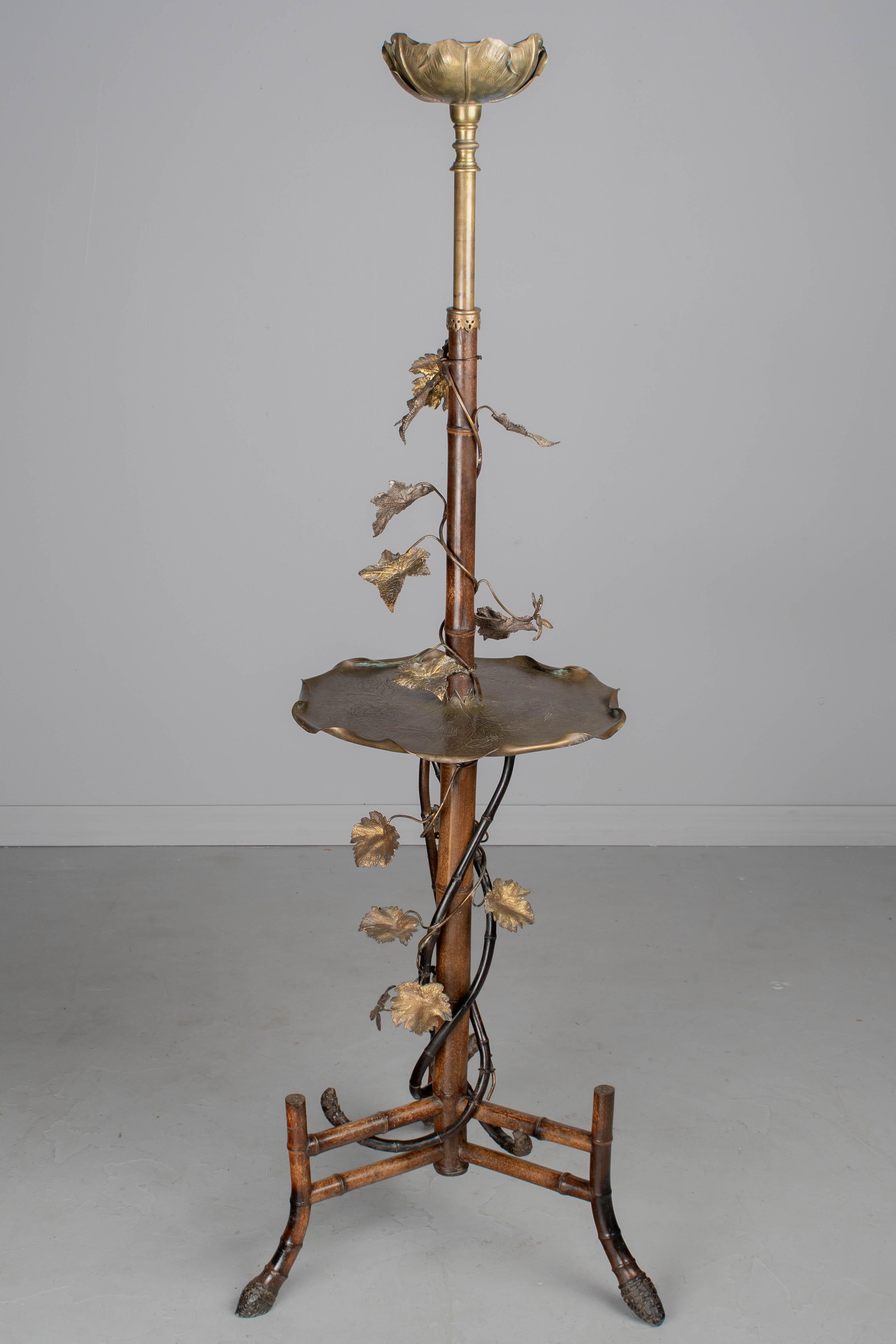 Lámpara de pie Art Nouveau francesa de bambú con mesa siglo XIX en venta