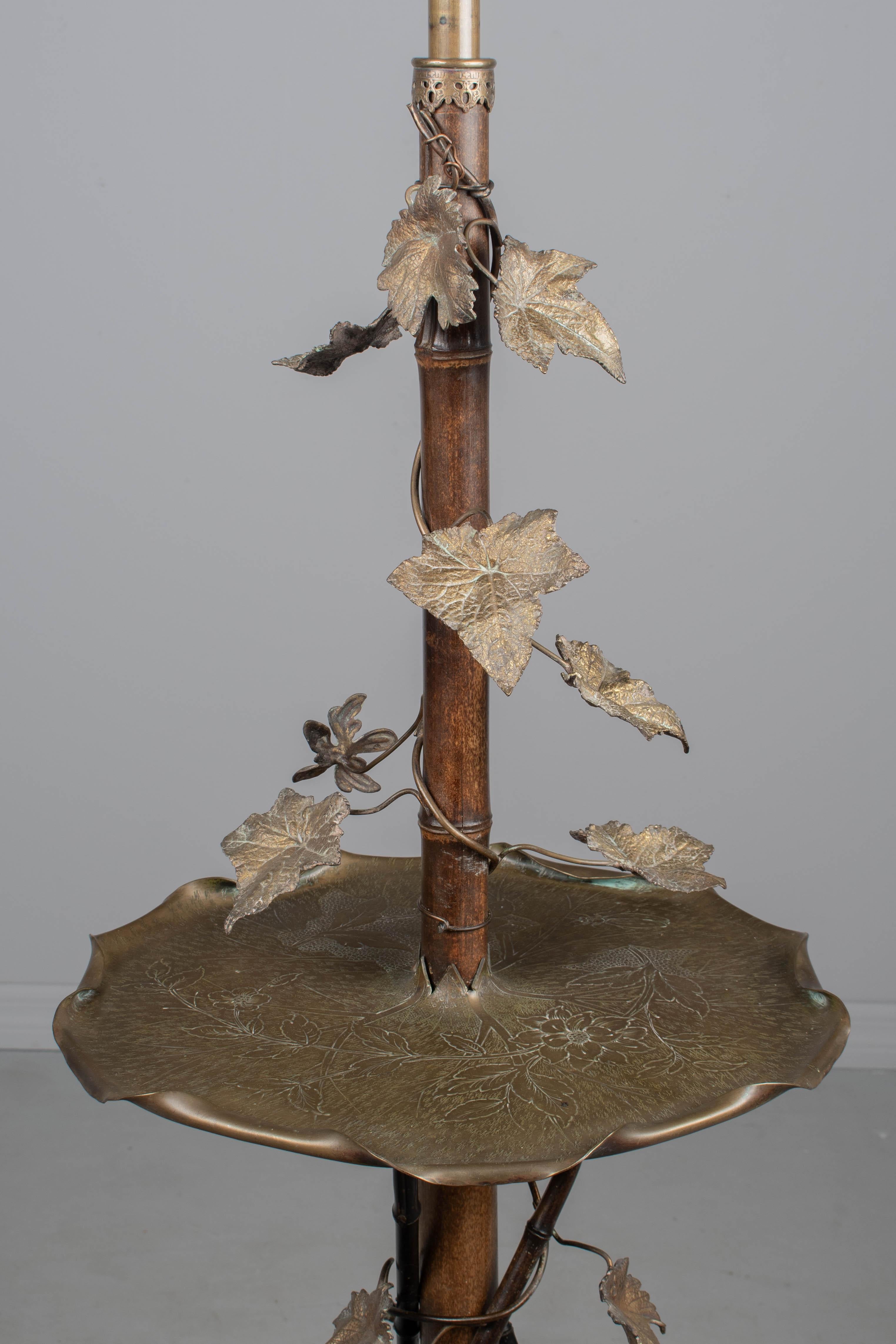 Lámpara de pie Art Nouveau francesa de bambú con mesa Latón en venta