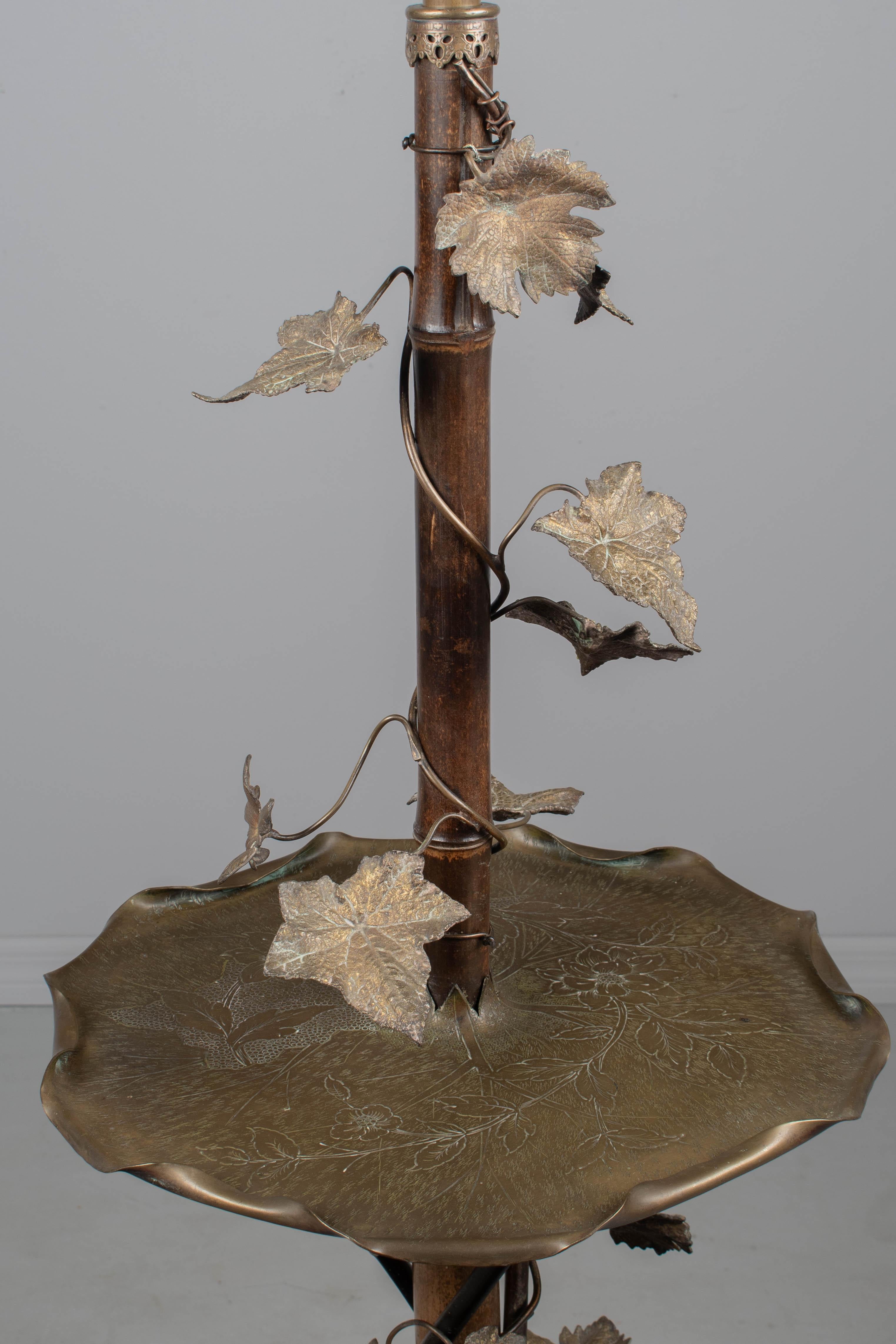 Lámpara de pie Art Nouveau francesa de bambú con mesa en venta 1