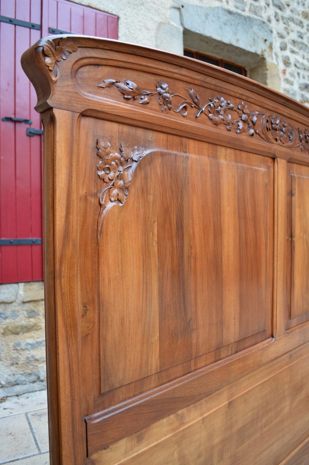 French Art Nouveau Bedroom Set in Carved Walnut, Blooming Shrubs Theme For Sale 4