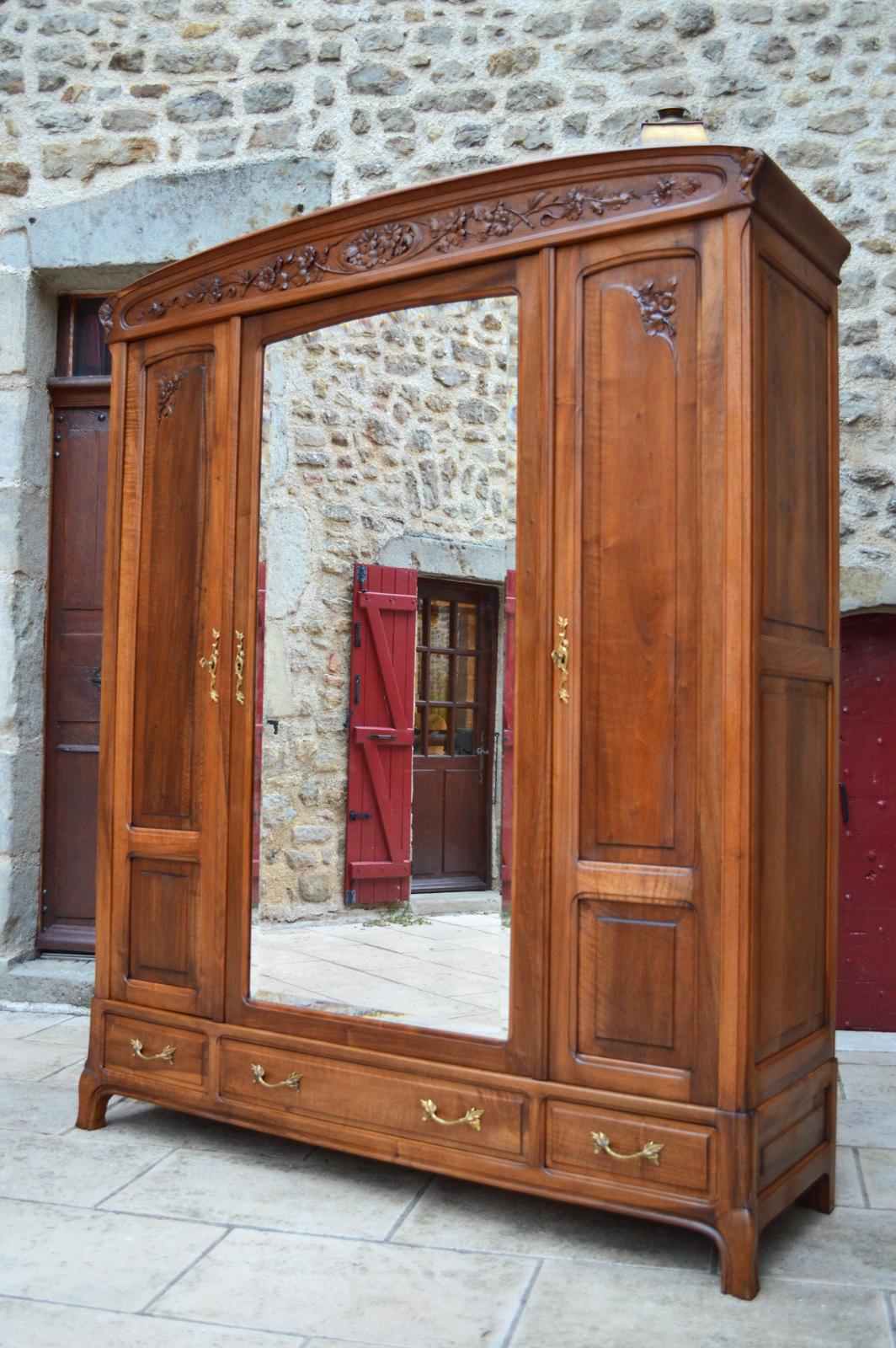 French Art Nouveau Bedroom Set in Carved Walnut, Blooming Shrubs Theme For Sale 6