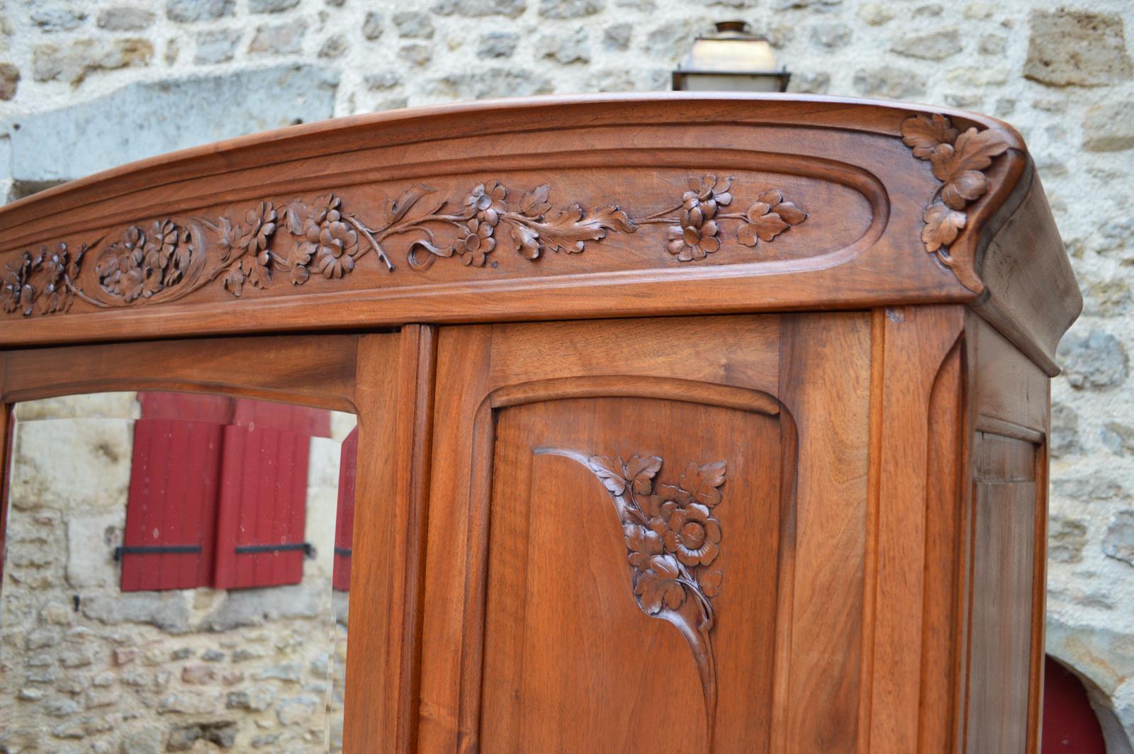 French Art Nouveau Bedroom Set in Carved Walnut, Blooming Shrubs Theme For Sale 8