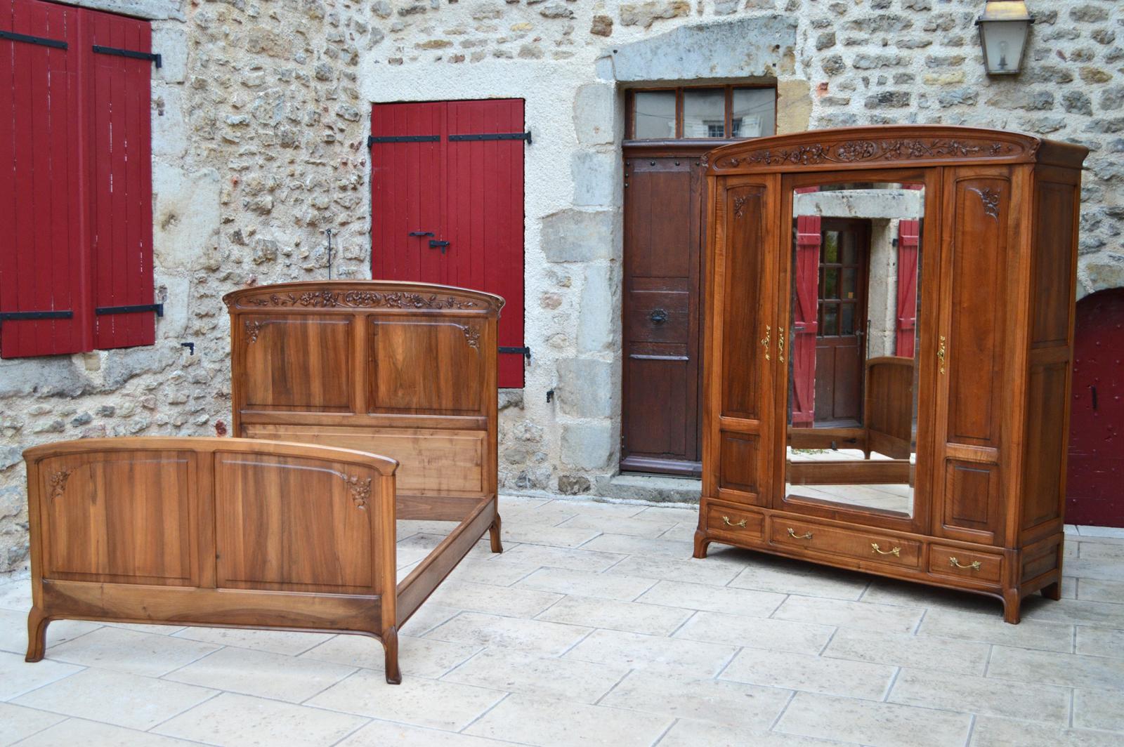 Superb set composed of two elements: one large wardrobe, one bed.

French Art Nouveau, Ecole de Nancy, circa 1905.
Manufacturer to identify. Most certainly Louis Majorelle or Edouard Diot.

Beautiful quality of manufacture, the two pieces of