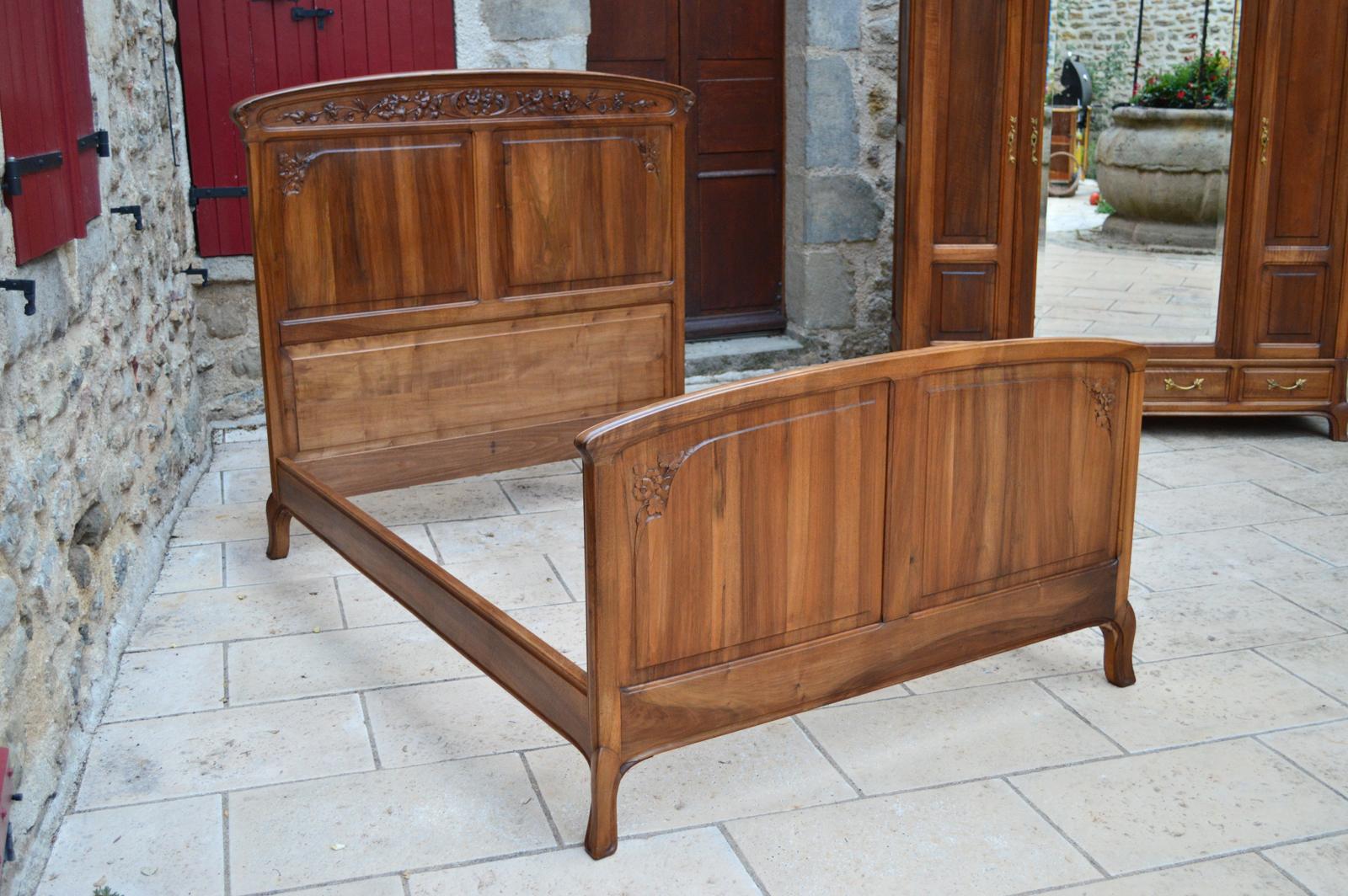 French Art Nouveau Bedroom Set in Carved Walnut, Blooming Shrubs Theme In Good Condition For Sale In L'Etang, FR