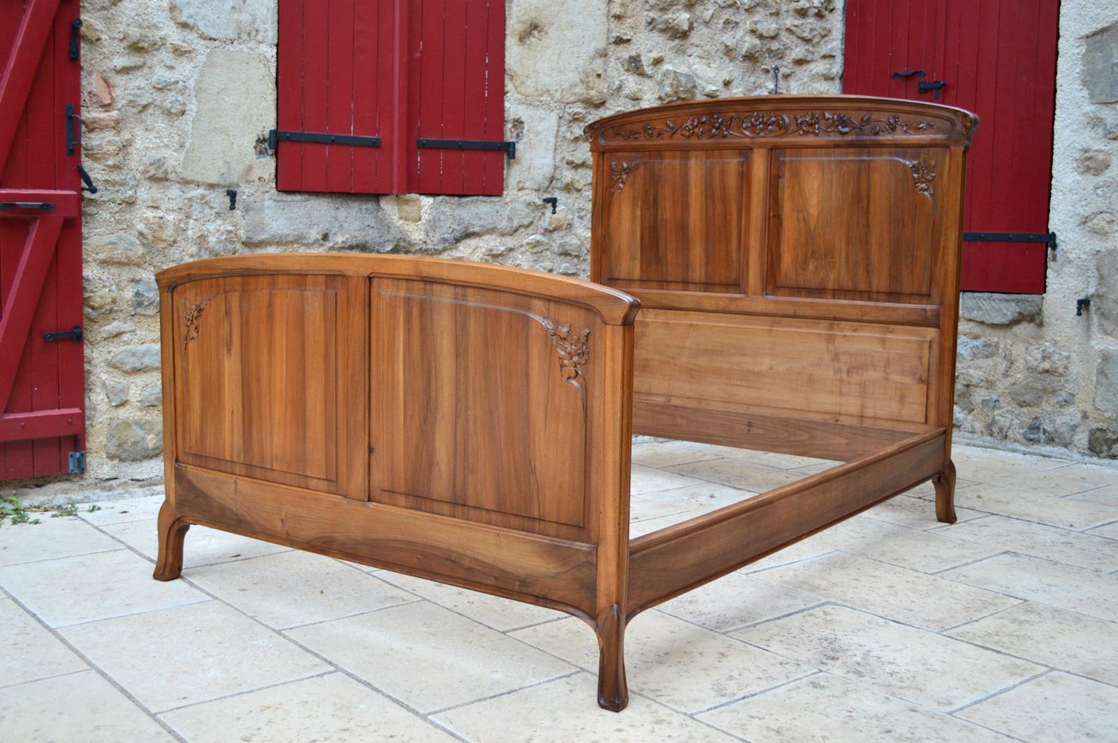 Early 20th Century French Art Nouveau Bedroom Set in Carved Walnut, Blooming Shrubs Theme For Sale