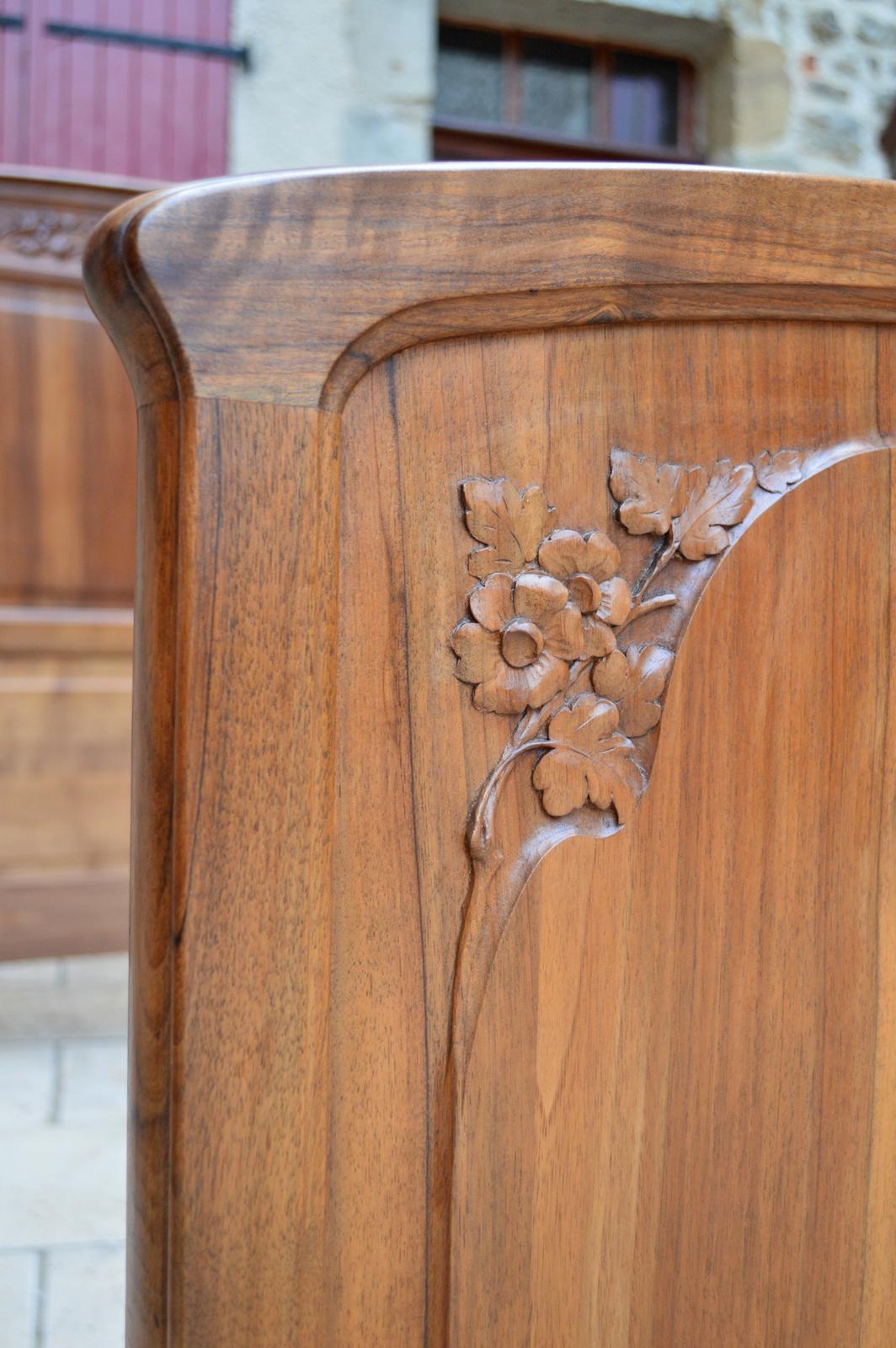 French Art Nouveau Bedroom Set in Carved Walnut, Blooming Shrubs Theme For Sale 1