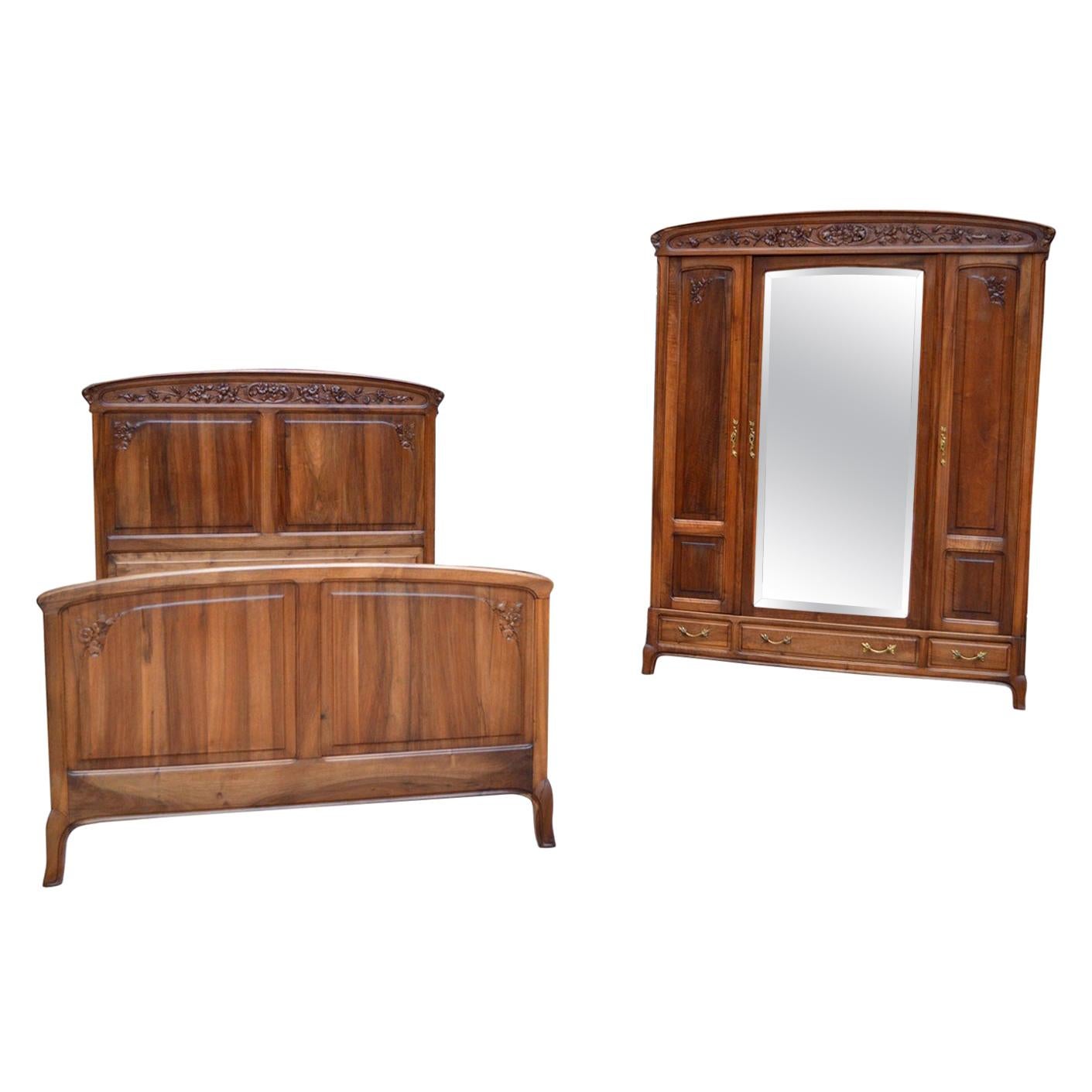 French Art Nouveau Bedroom Set in Carved Walnut, Blooming Shrubs Theme For Sale