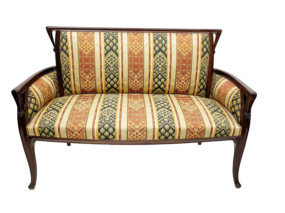 Banquette et canapé Art Nouveau de Louis Majorelle, 1900-1910

Un beau canapé avec un cadre en bois très poli, recouvert d'un tissu en satin avec un motif Art nouveau. Un meuble élégant et raffiné
Louis-Jean-Sylvestre Majorelle (1859-1926) est un