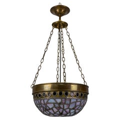 Lámpara colgante francesa Art Nouveau de latón y vidrieras azul y violeta, años 20