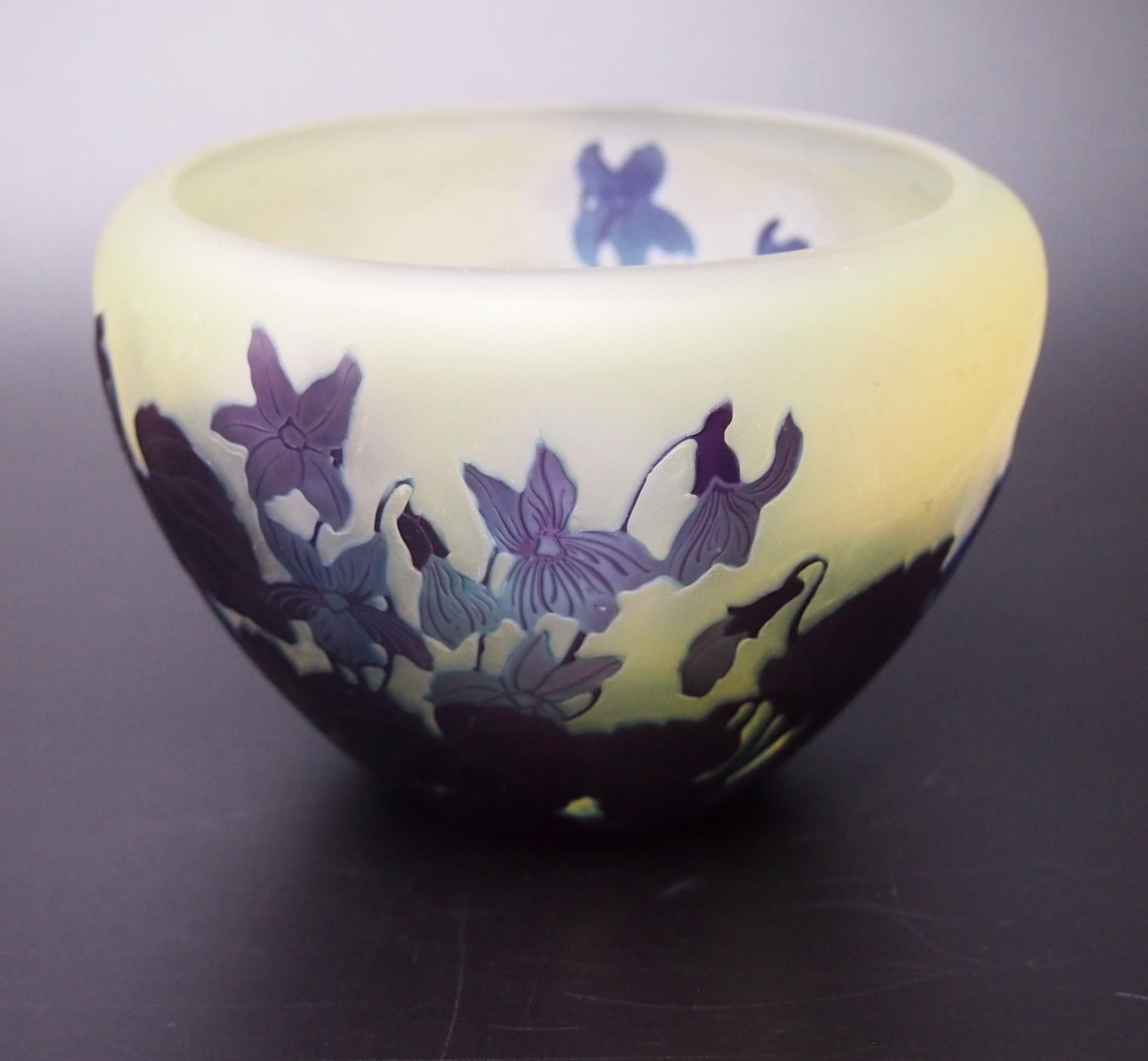 Vaso a coppa francese Art Nouveau Emile Gallé di buone dimensioni, raffigurante fiori simili a viole in blu e viola su sfondo giallo con parte superiore tornita. Presenta una fine lucidatura interna per evidenziare il blu e il viola dei fiori