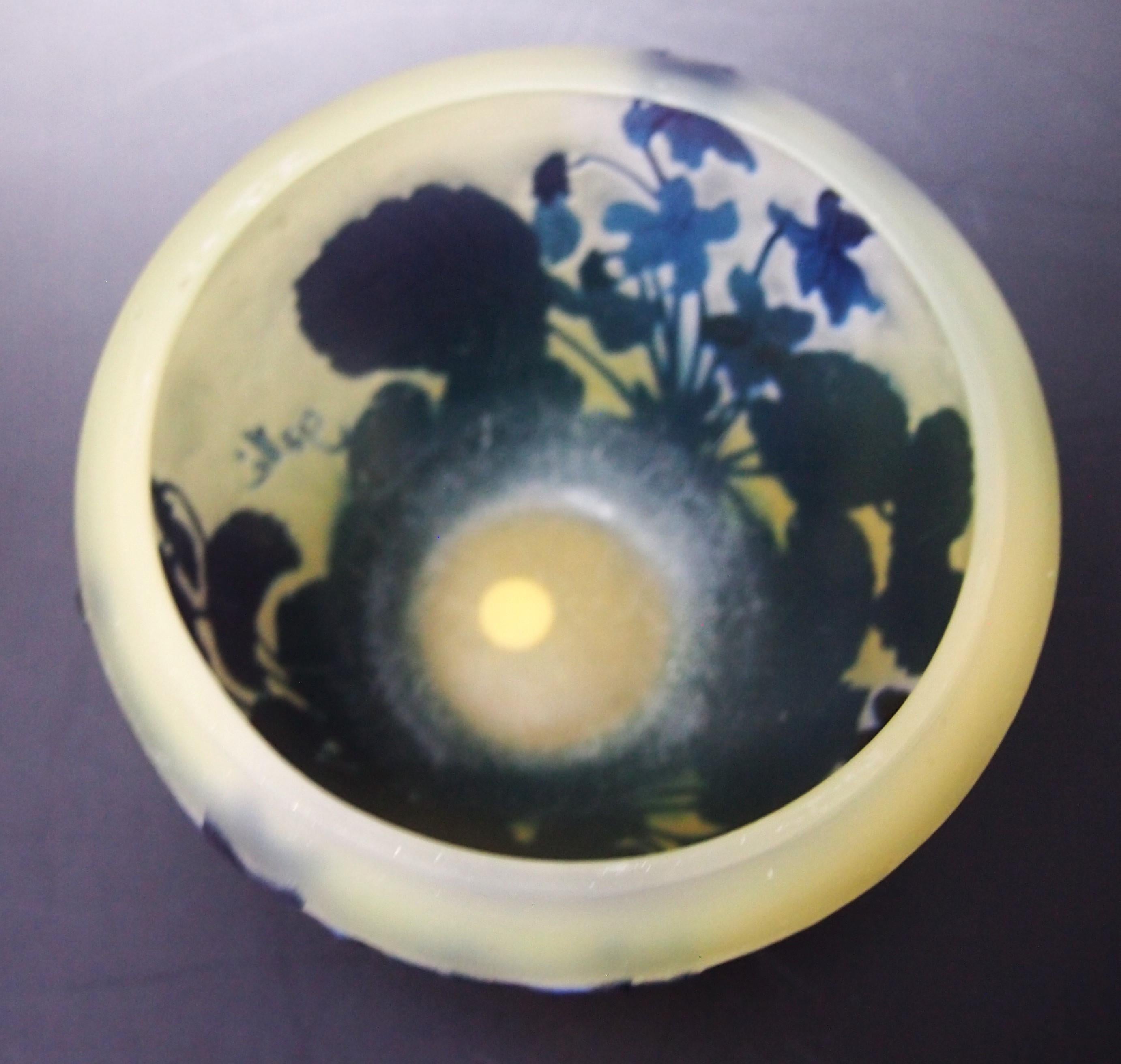 Francese Vaso in vetro Art Nouveau francese blu su giallo firmato Emile Gallé con cammeo floreale in vendita