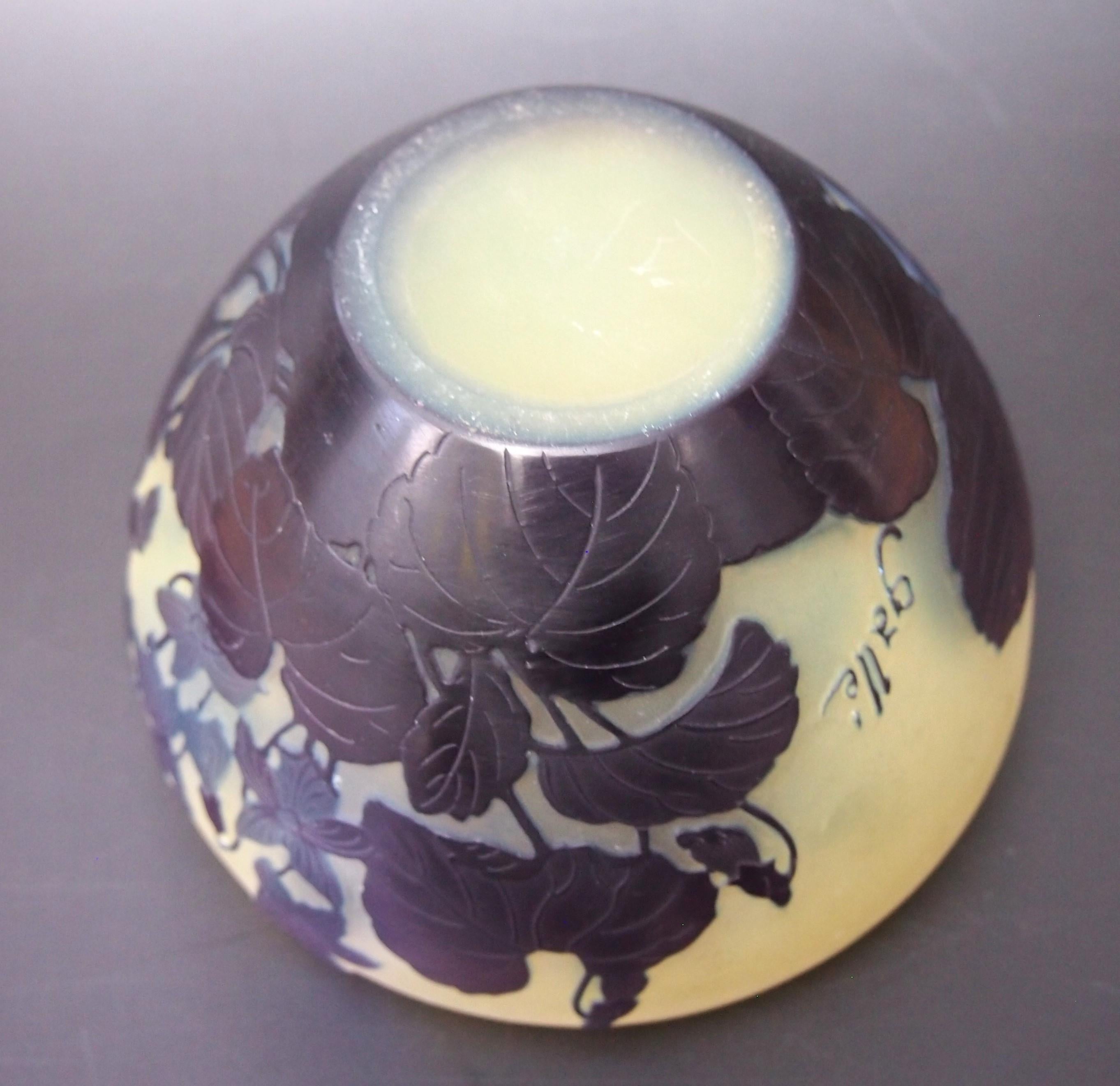 Vaso in vetro Art Nouveau francese blu su giallo firmato Emile Gallé con cammeo floreale In condizioni buone in vendita a Worcester Park, GB