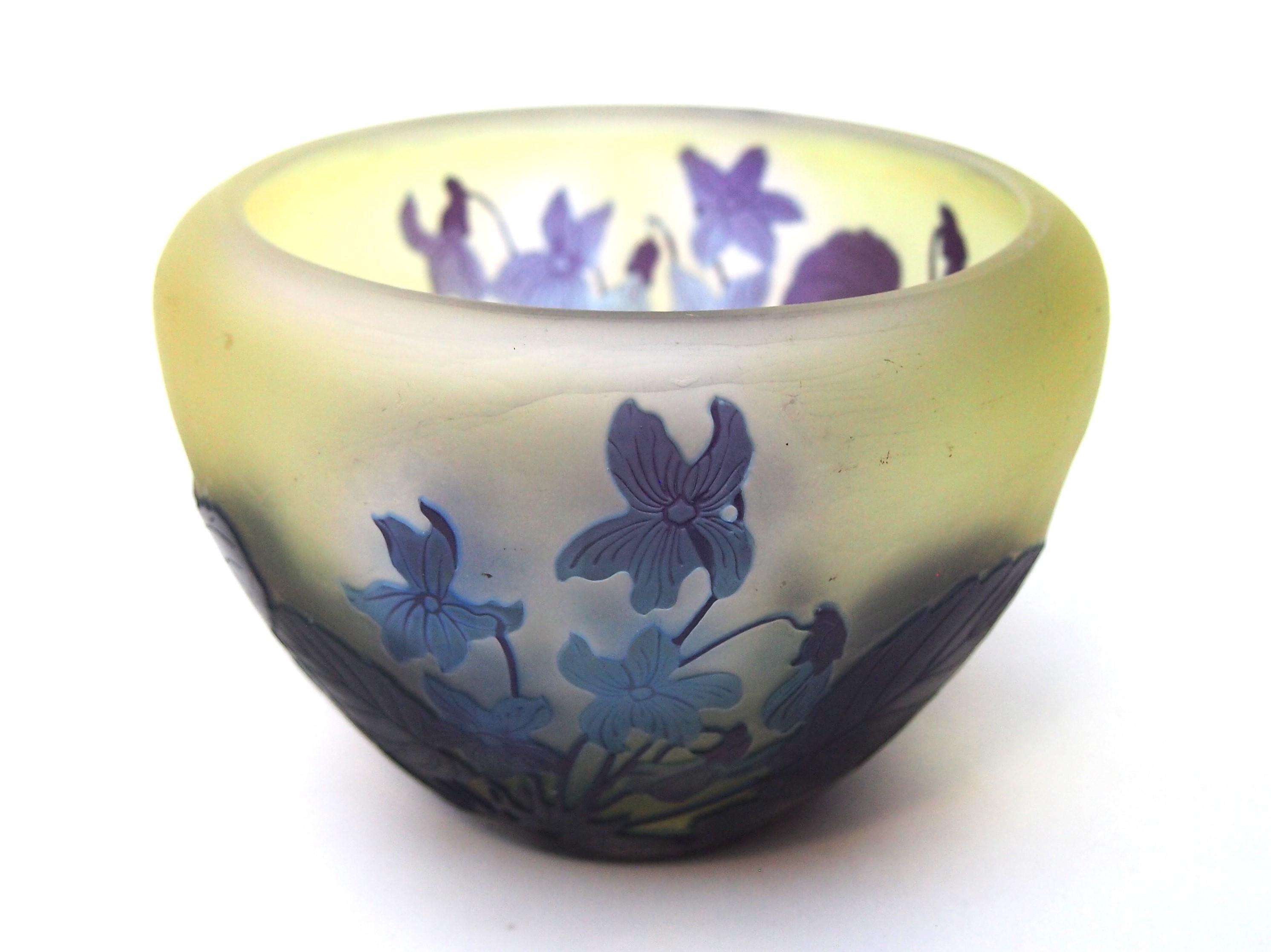 Inizio XX secolo Vaso in vetro Art Nouveau francese blu su giallo firmato Emile Gallé con cammeo floreale in vendita