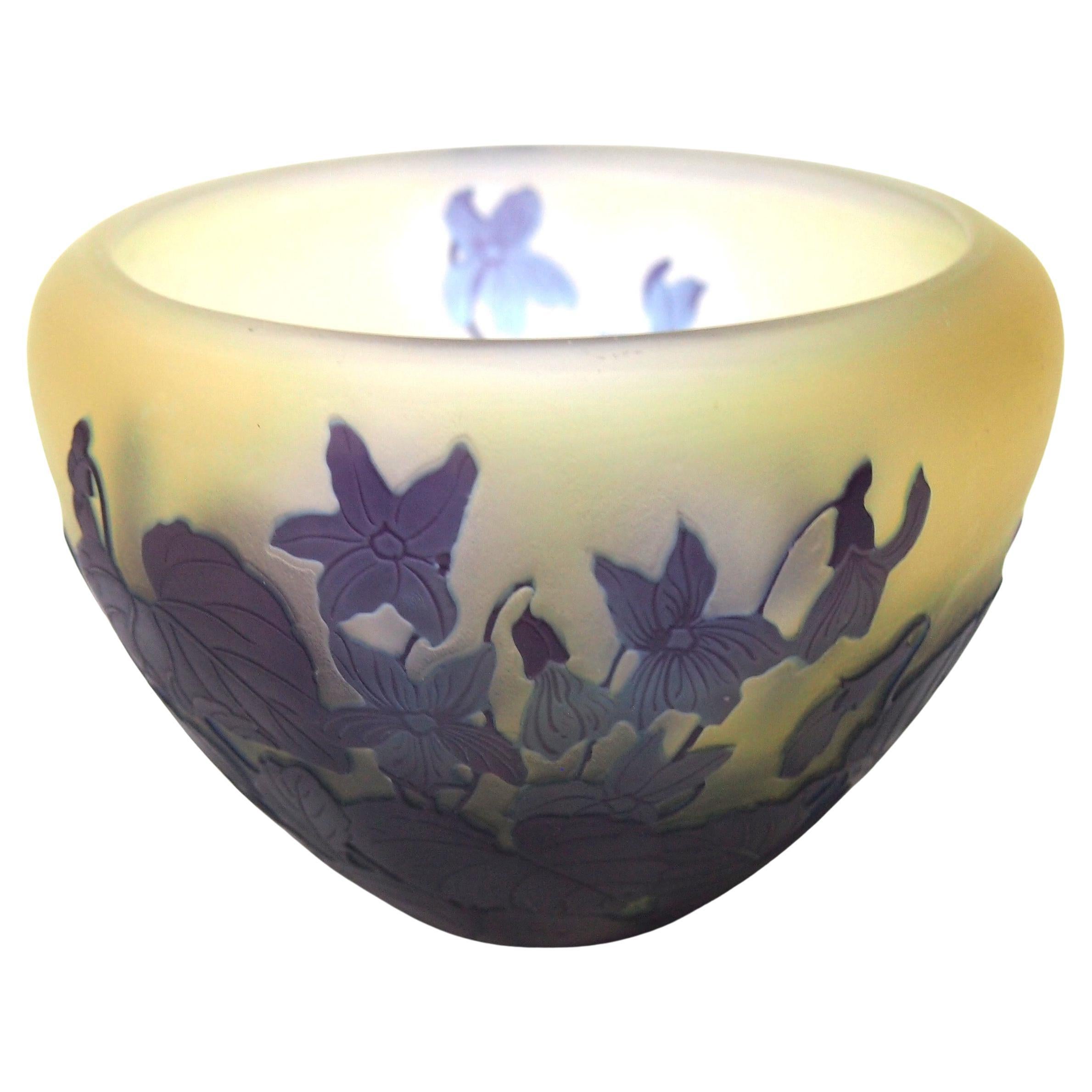 Vaso in vetro Art Nouveau francese blu su giallo firmato Emile Gallé con cammeo floreale in vendita