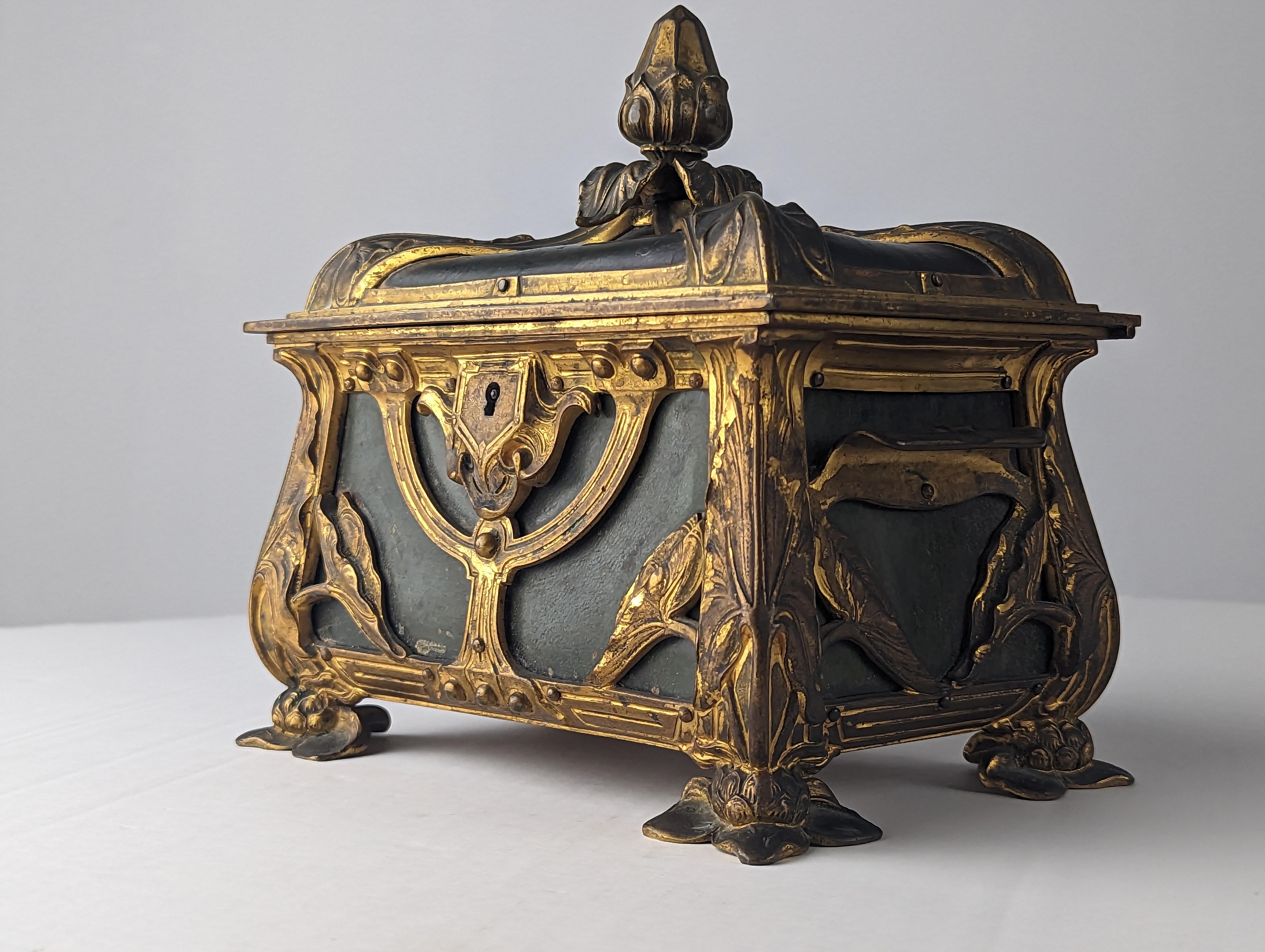 French Art Nouveau bombé jewelry box For Sale 5