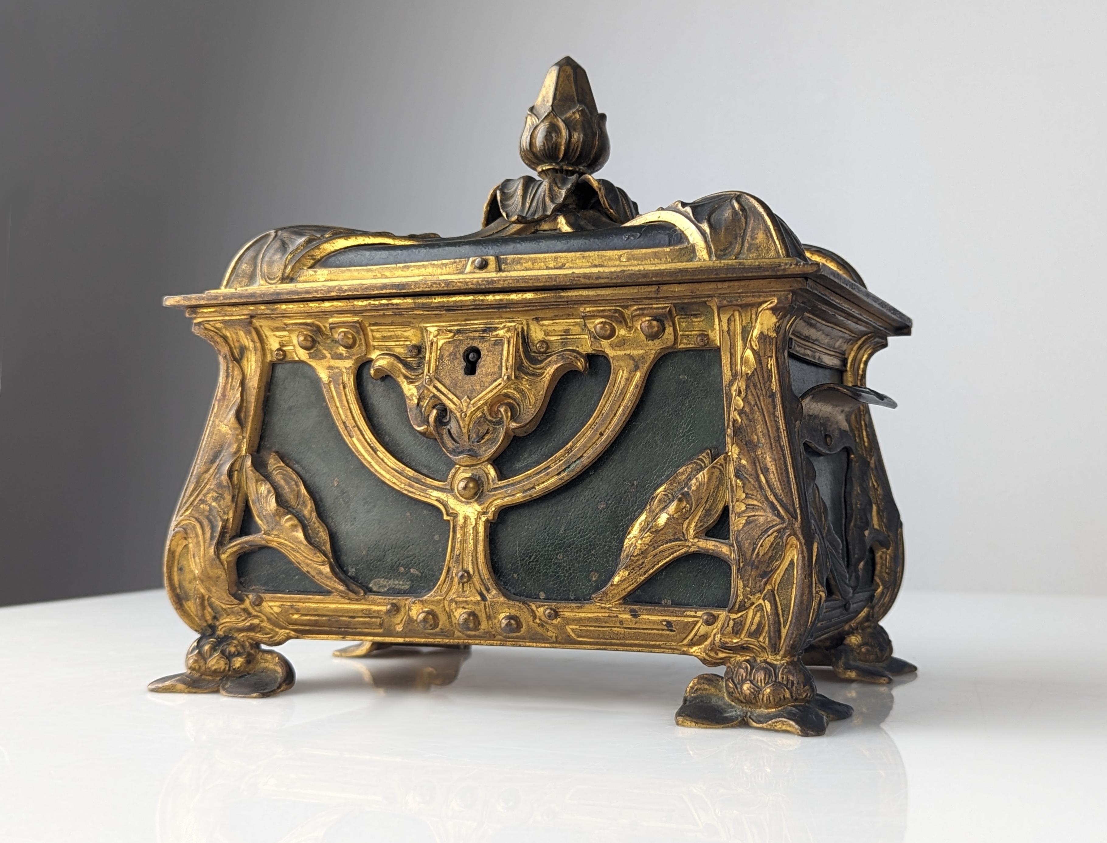 French Art Nouveau bombé jewelry box For Sale 7